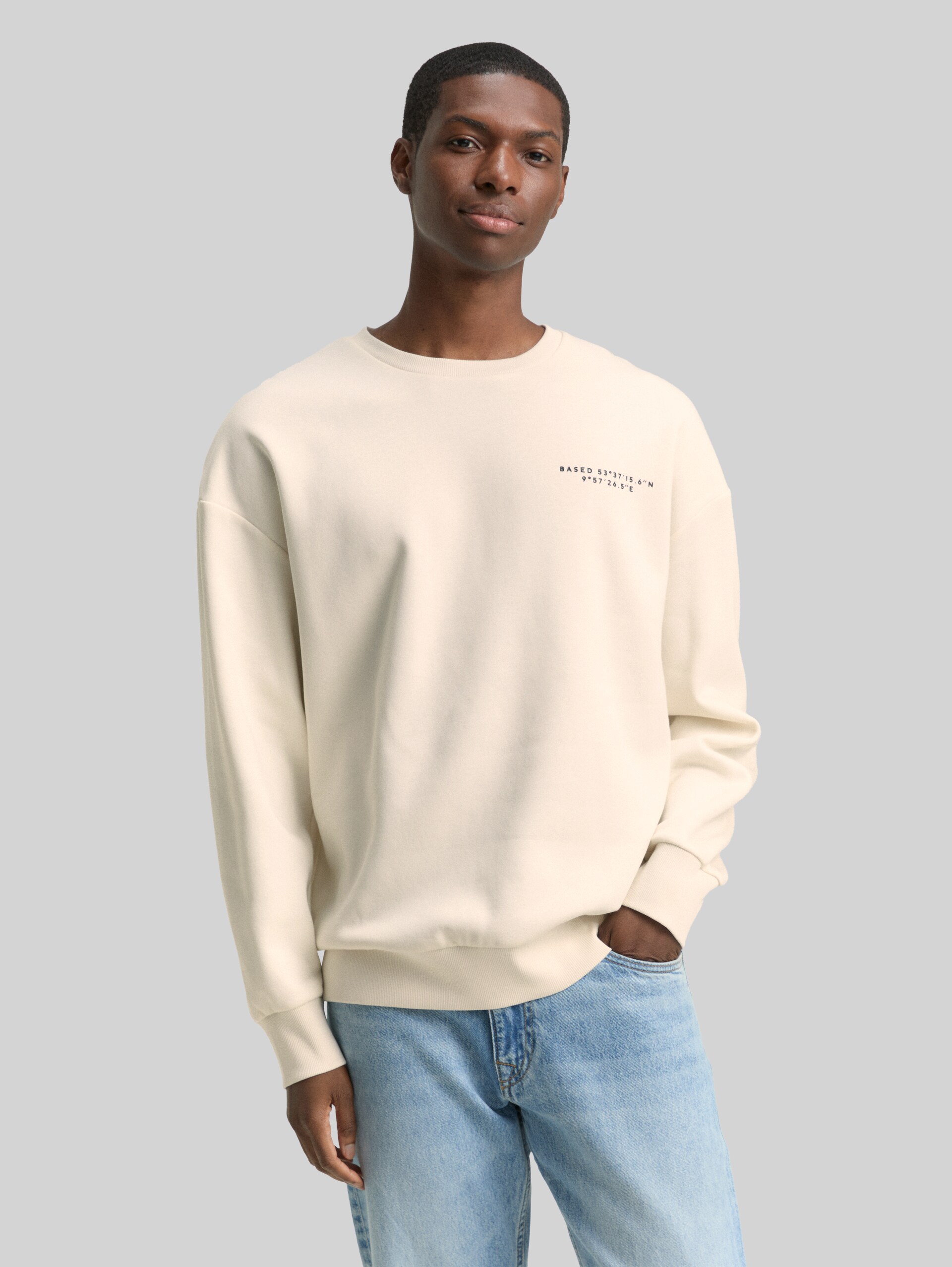 Relaxed sweatshirt with print - Wool White - Neckline model front view