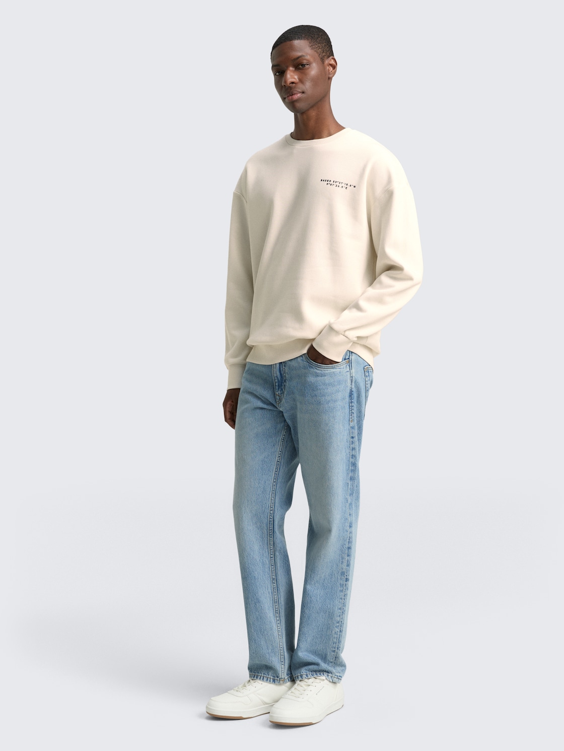 Relaxed Sweatshirt mit Print - Wool White - Model-Vorderansicht