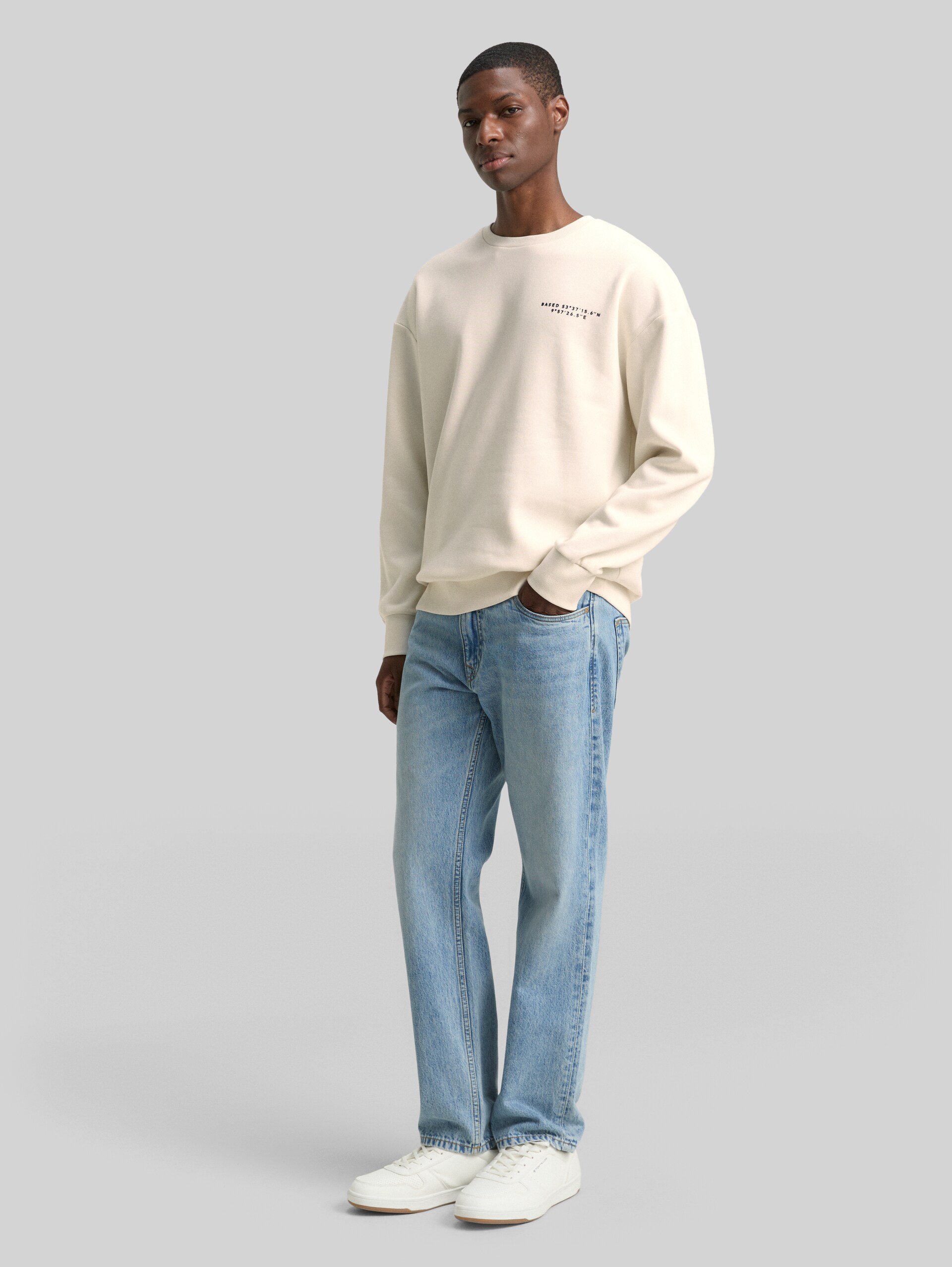 Relaxed sweatshirt with print - Wool White - Model front view