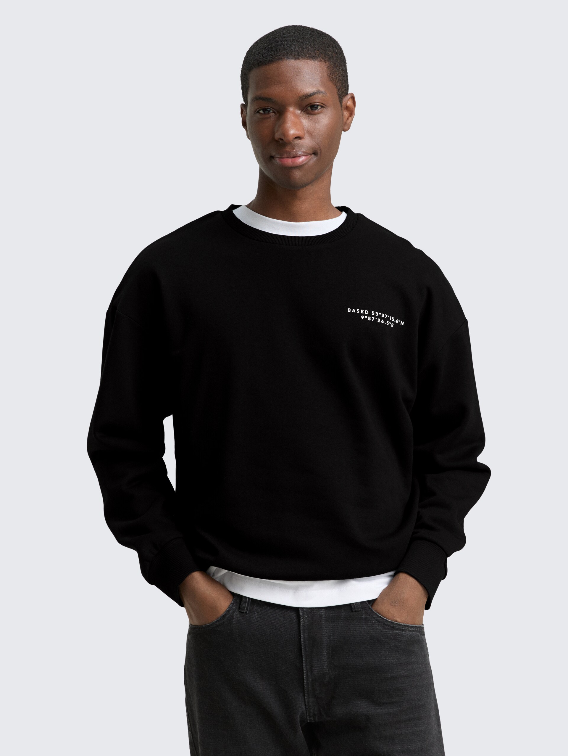 Relaxed Sweatshirt mit Print - Black - Ausschnitt Model-Vorderansicht