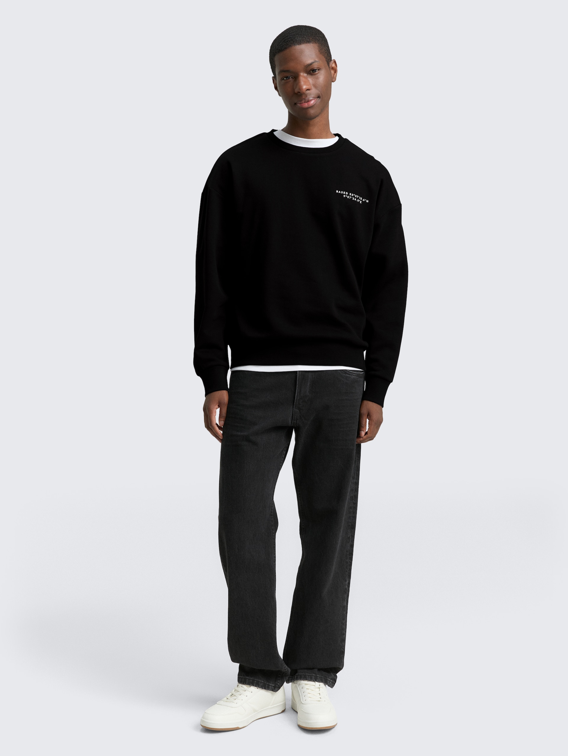 Relaxed Sweatshirt mit Print - Black - Model-Vorderansicht