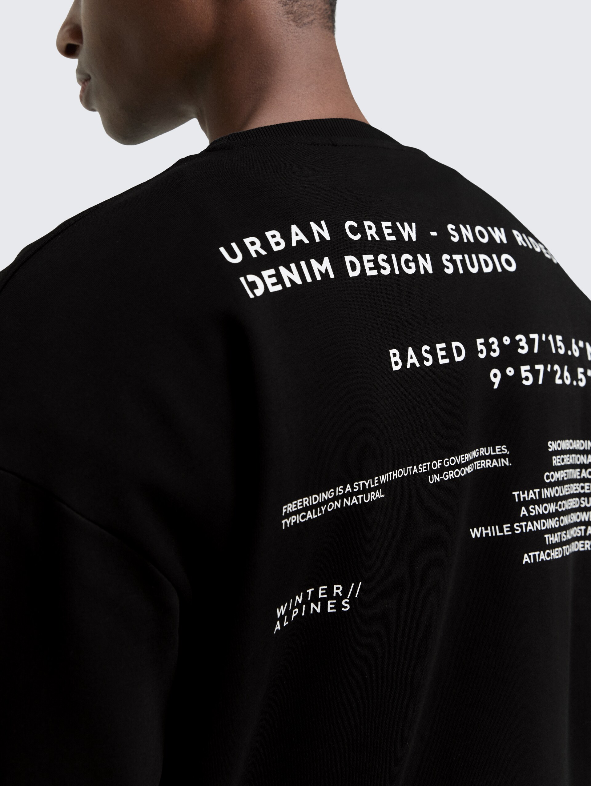 Relaxed Sweatshirt mit Print - Black - Detail-Model-Ansicht