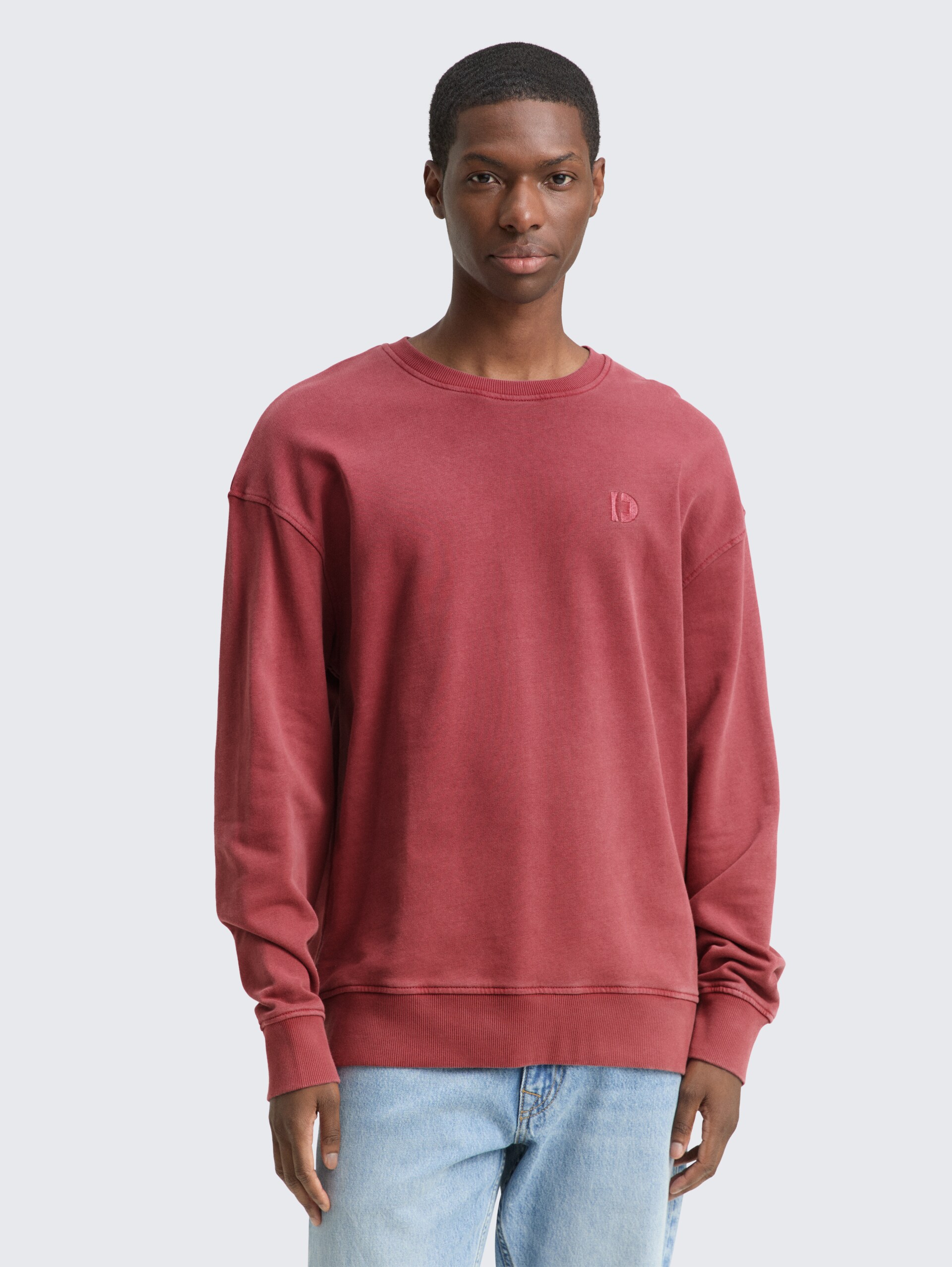 Relaxed Overdyed Sweatshirt - burnt russet - Ausschnitt Model-Vorderansicht