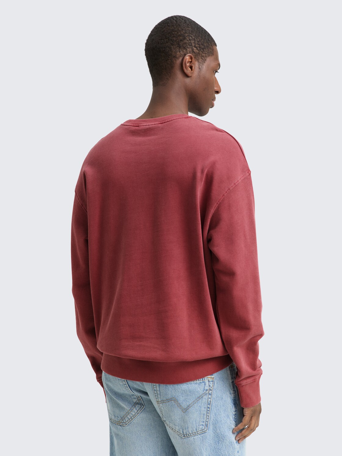 Relaxed Overdyed Sweatshirt - burnt russet - Auschnitt Model-Rückansicht