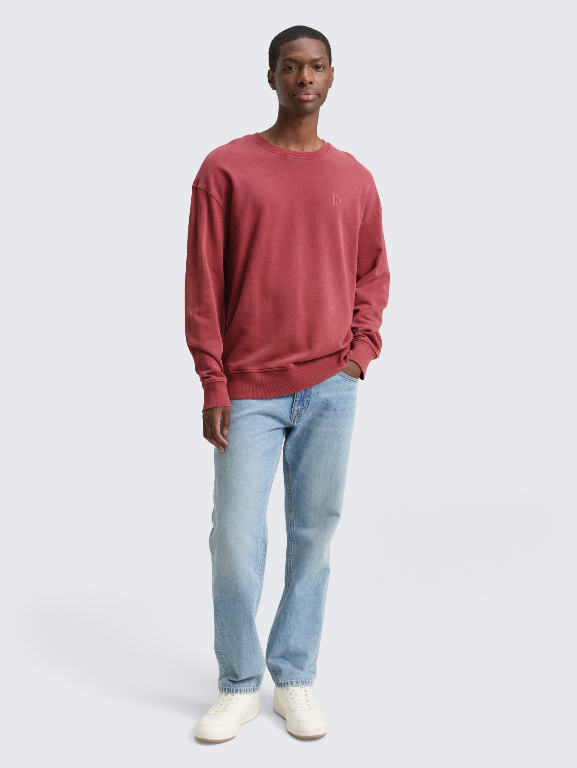 Relaxed Overdyed Sweatshirt - burnt russet - Model-Vorderansicht