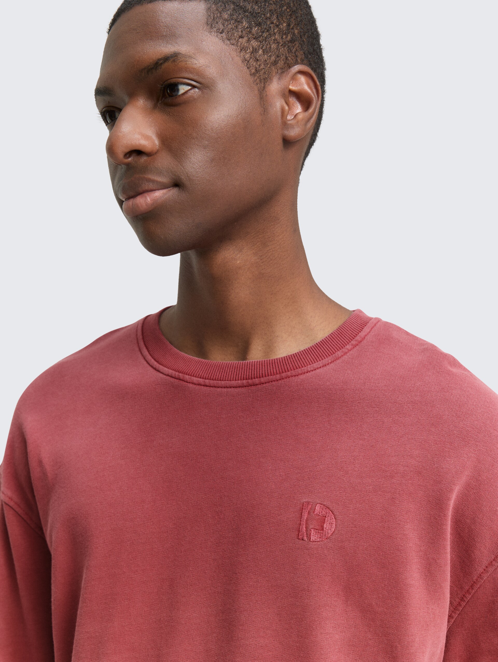 Relaxed Overdyed Sweatshirt - burnt russet - Detail-Model-Ansicht