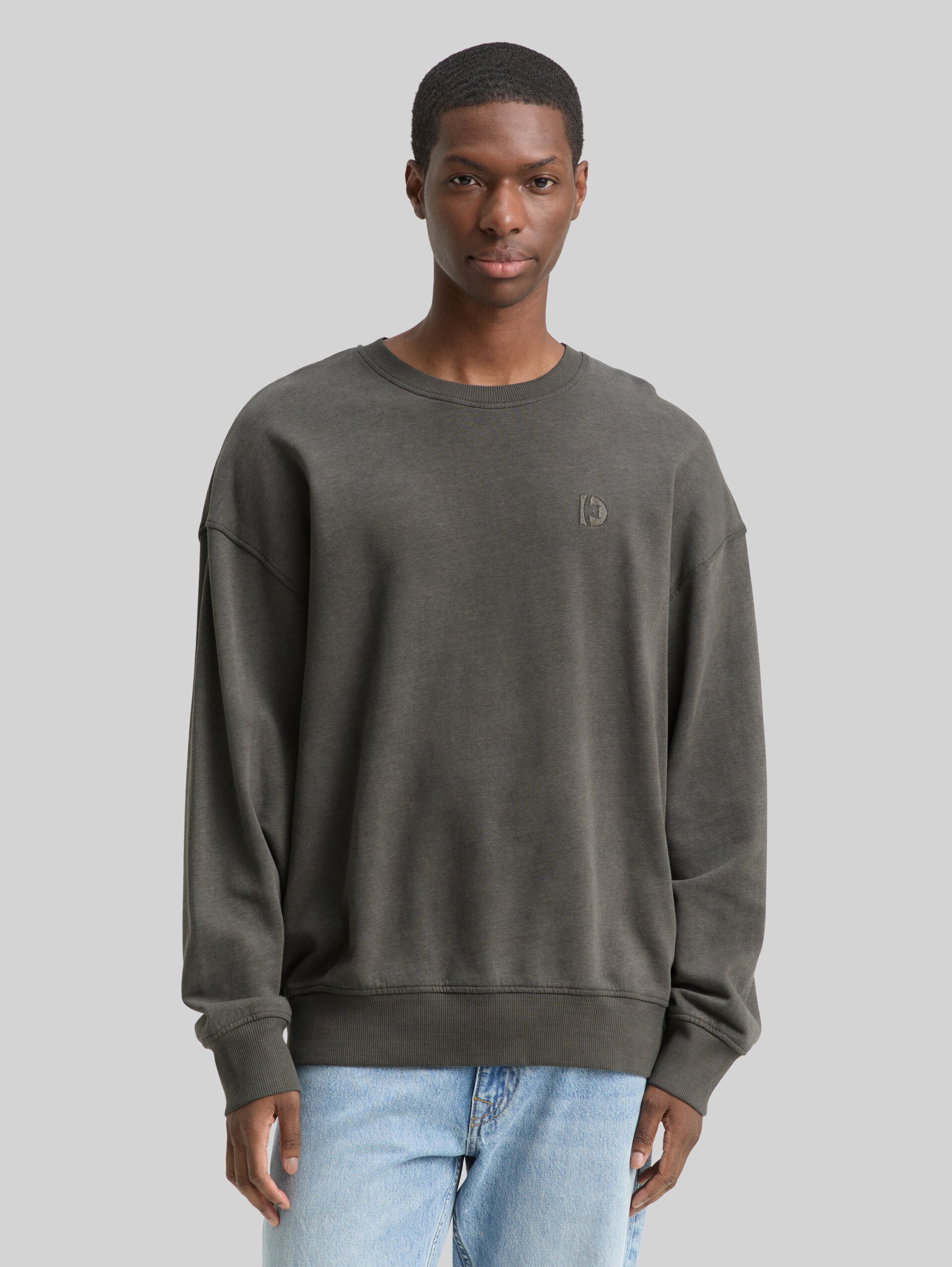 Relaxed Overdyed Sweatshirt - Black - Ausschnitt Model-Vorderansicht