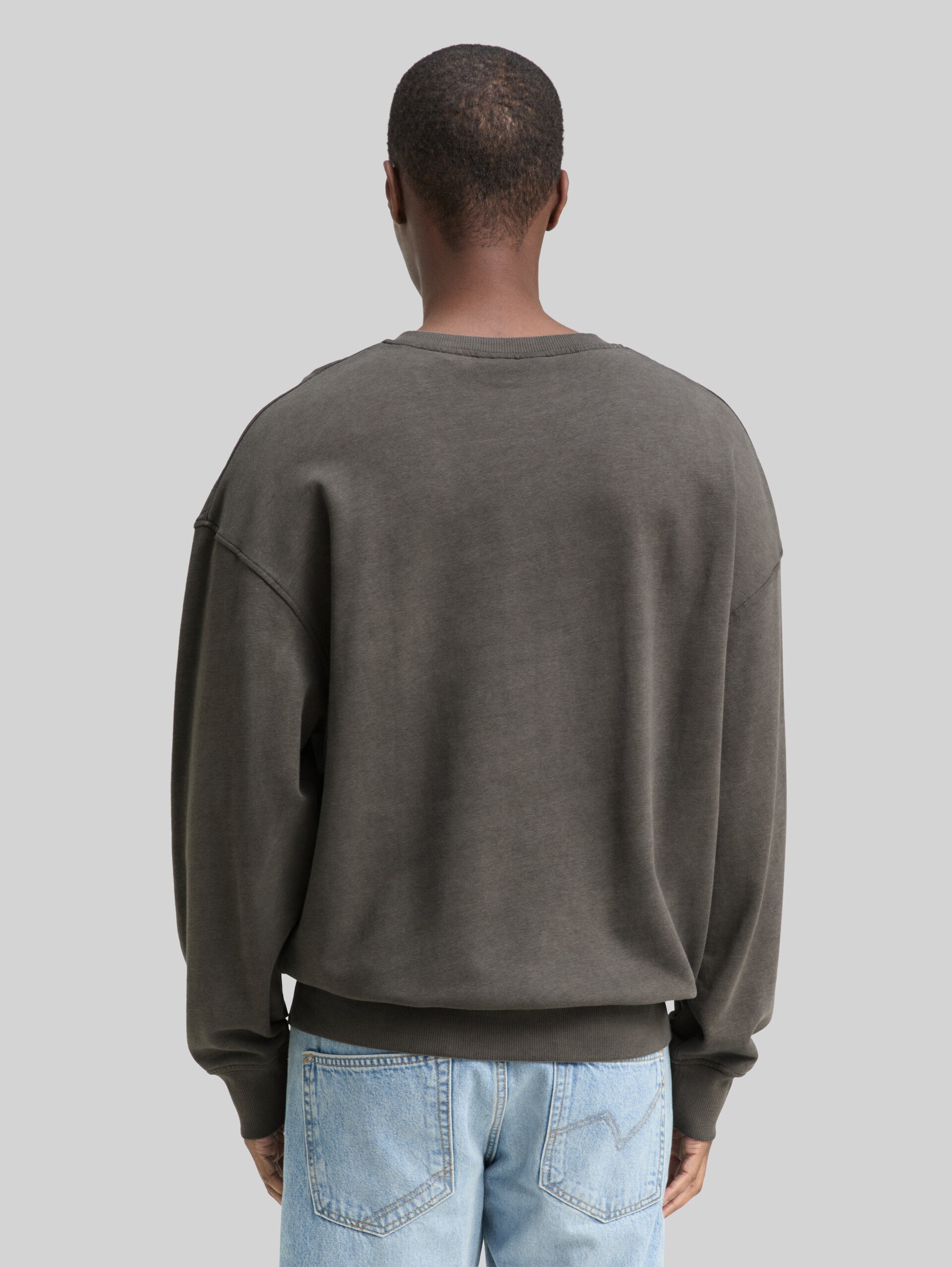 Relaxed Overdyed Sweatshirt - Black - Auschnitt Model-Rückansicht