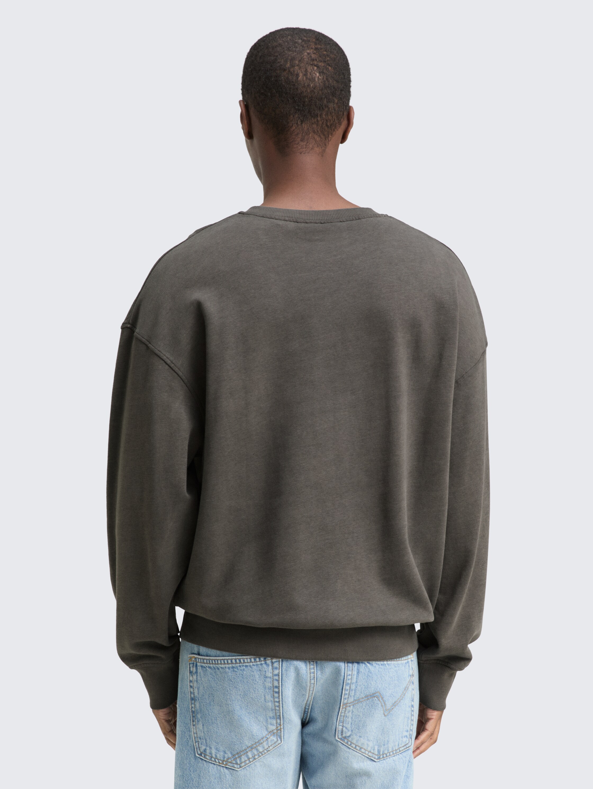 Relaxed overgeverfd sweatshirt - Black - Neklijn model-achteraanzicht