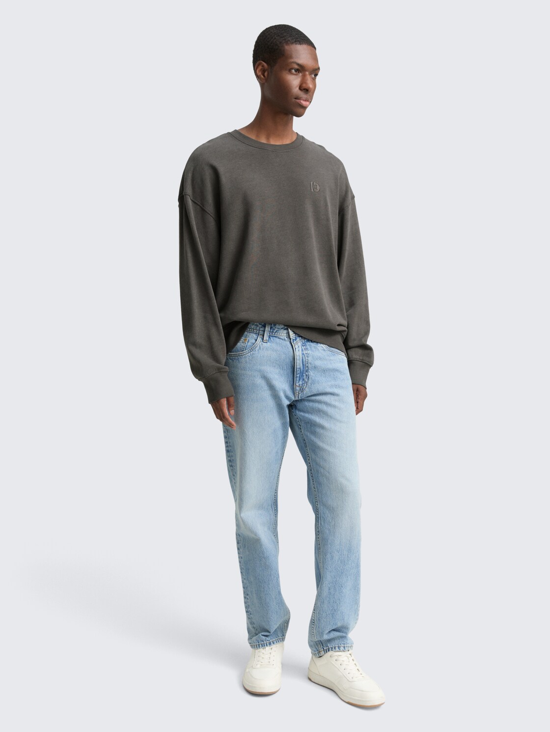 Relaxed Overdyed Sweatshirt - Black - Model-Vorderansicht