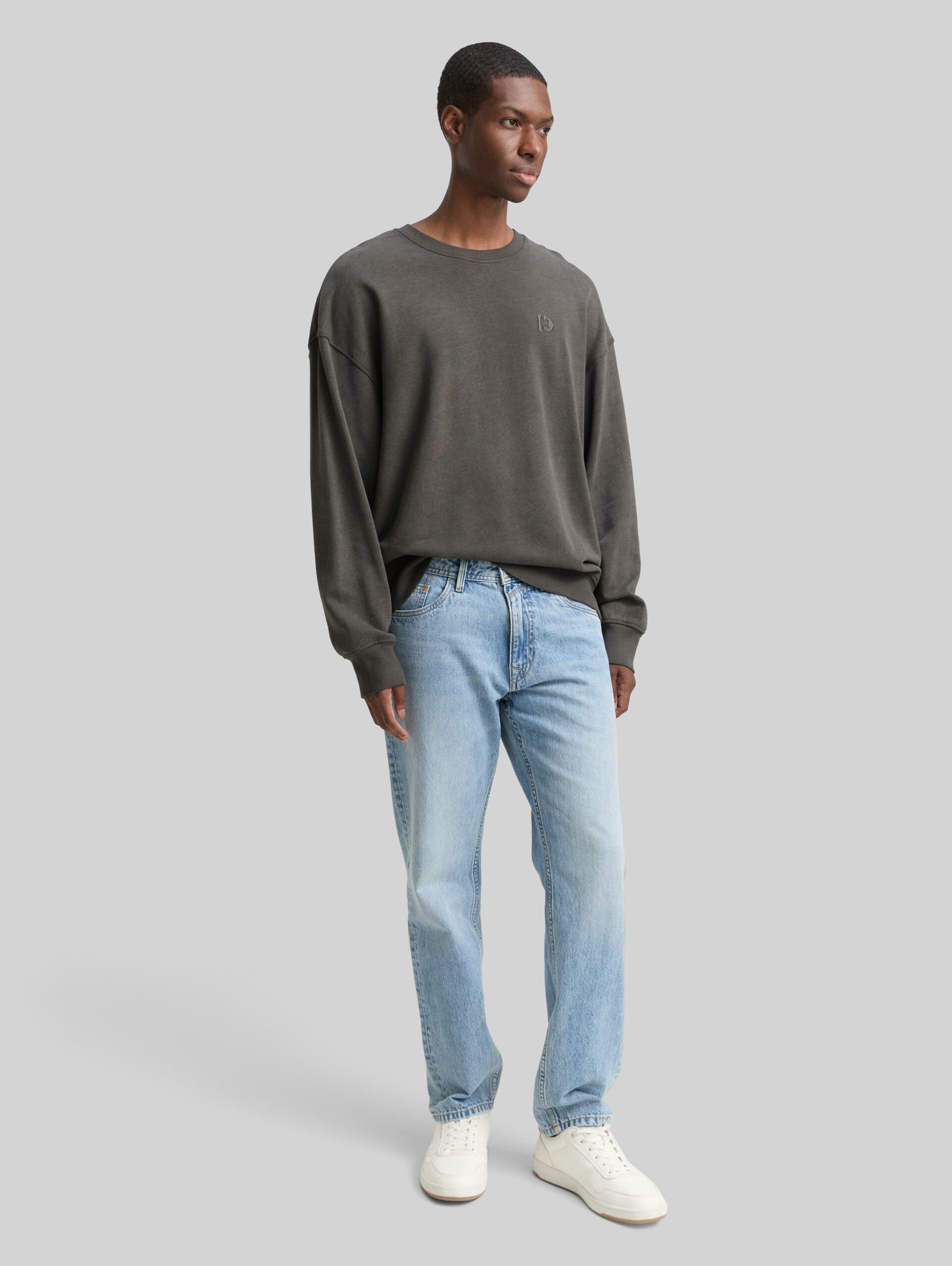 Relaxed Overdyed Sweatshirt - Black - Model-Vorderansicht