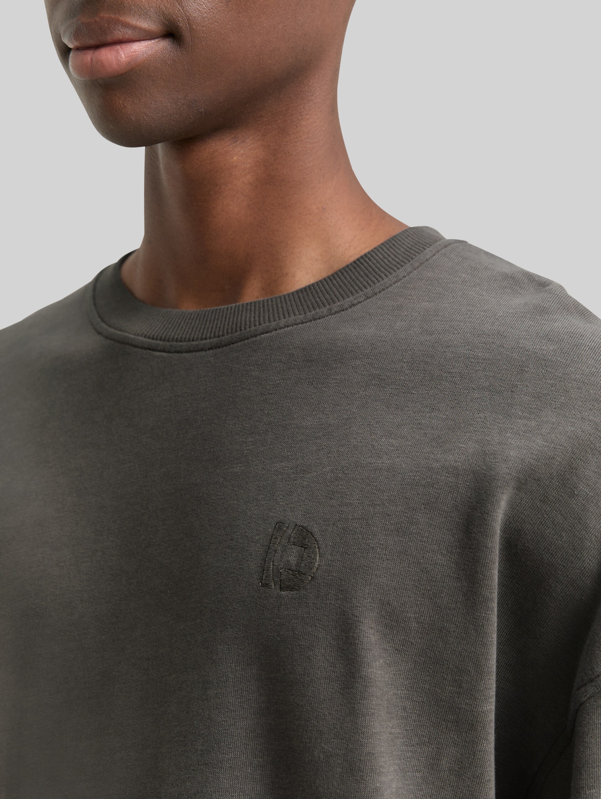 Relaxed Overdyed Sweatshirt - Black - Detail-Model-Ansicht