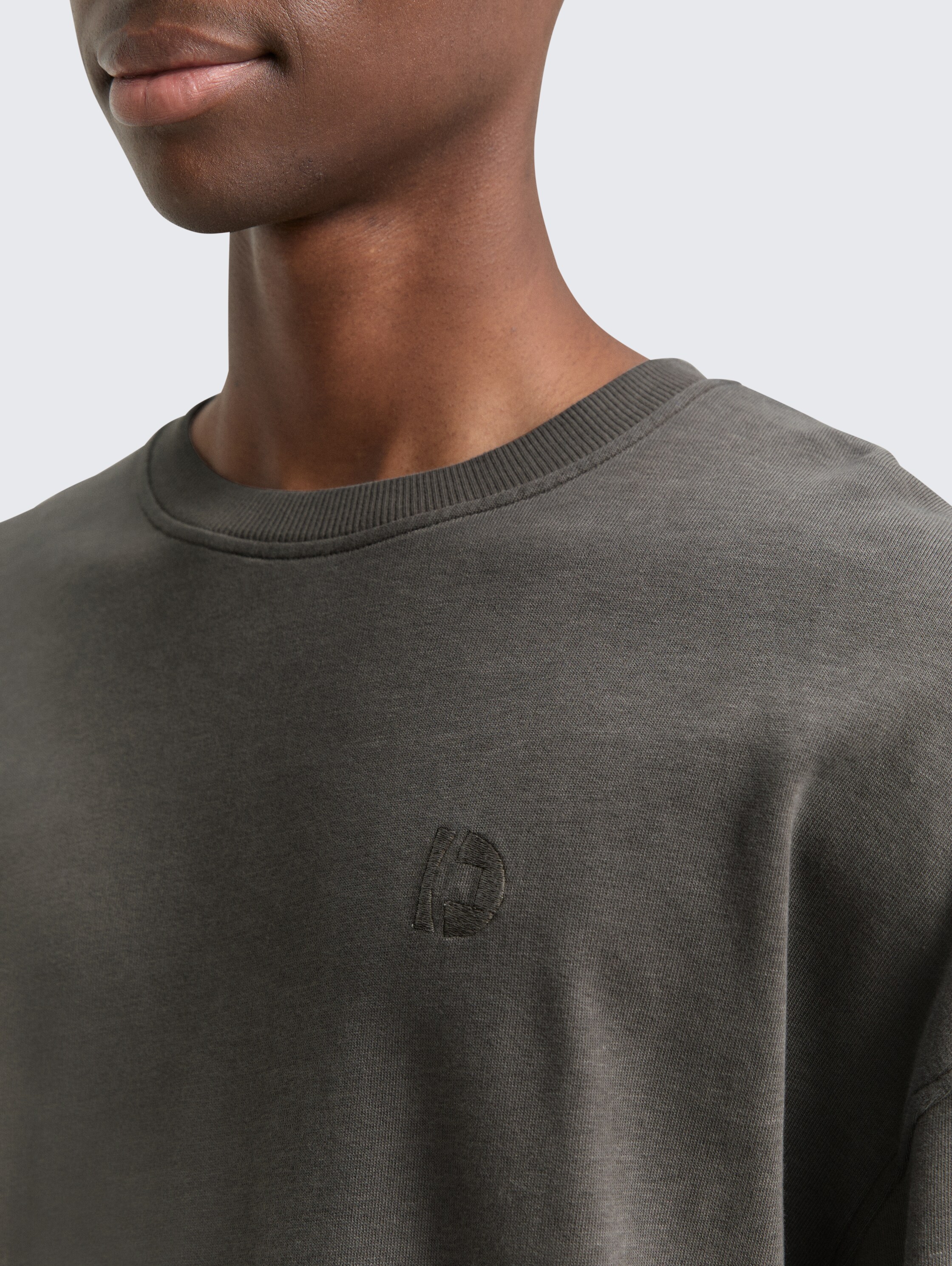 Relaxed overgeverfd sweatshirt - Black - Detailaanzicht model