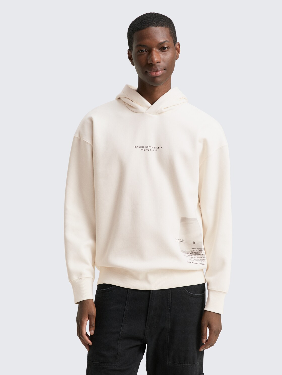 Relaxed Hoodie Sweatshirt mit Print - Wool White - Ausschnitt Model-Vorderansicht