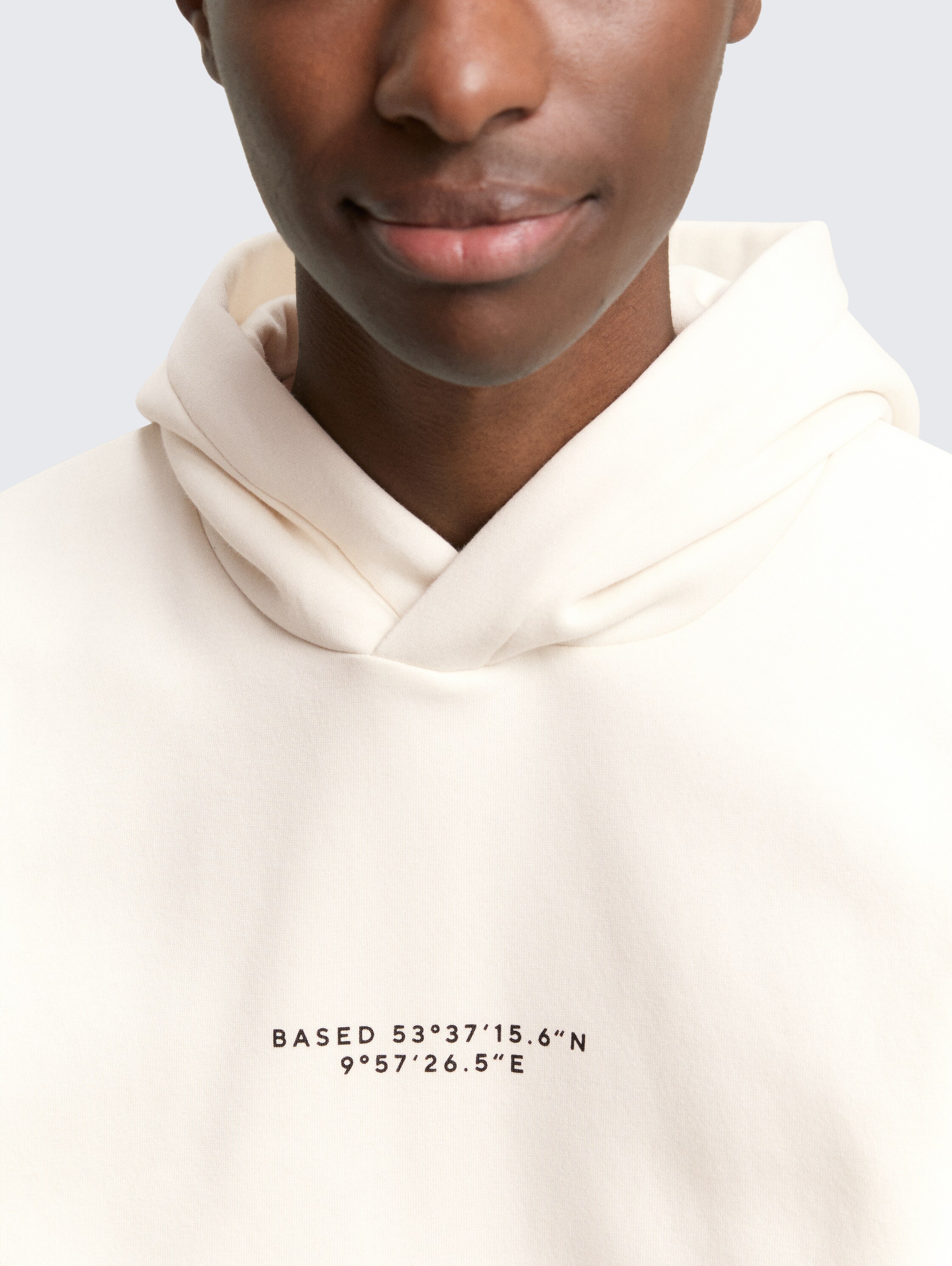 Relaxed Hoodie Sweatshirt mit Print - Wool White - Detail-Model-Ansicht