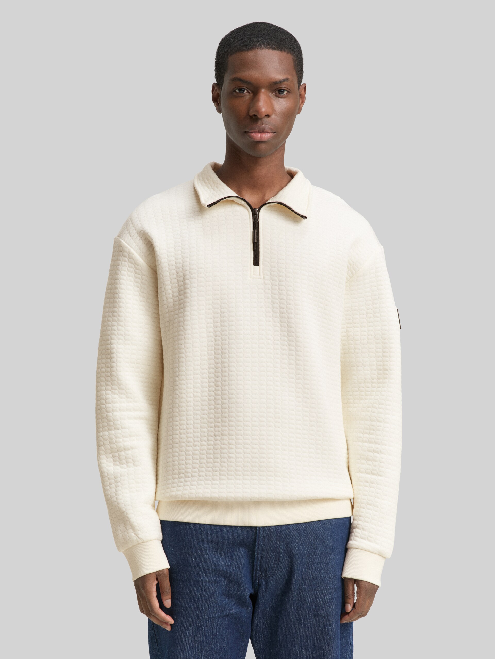 Troyer sweatshirt with logo badge - Wool White - Neckline model front view
