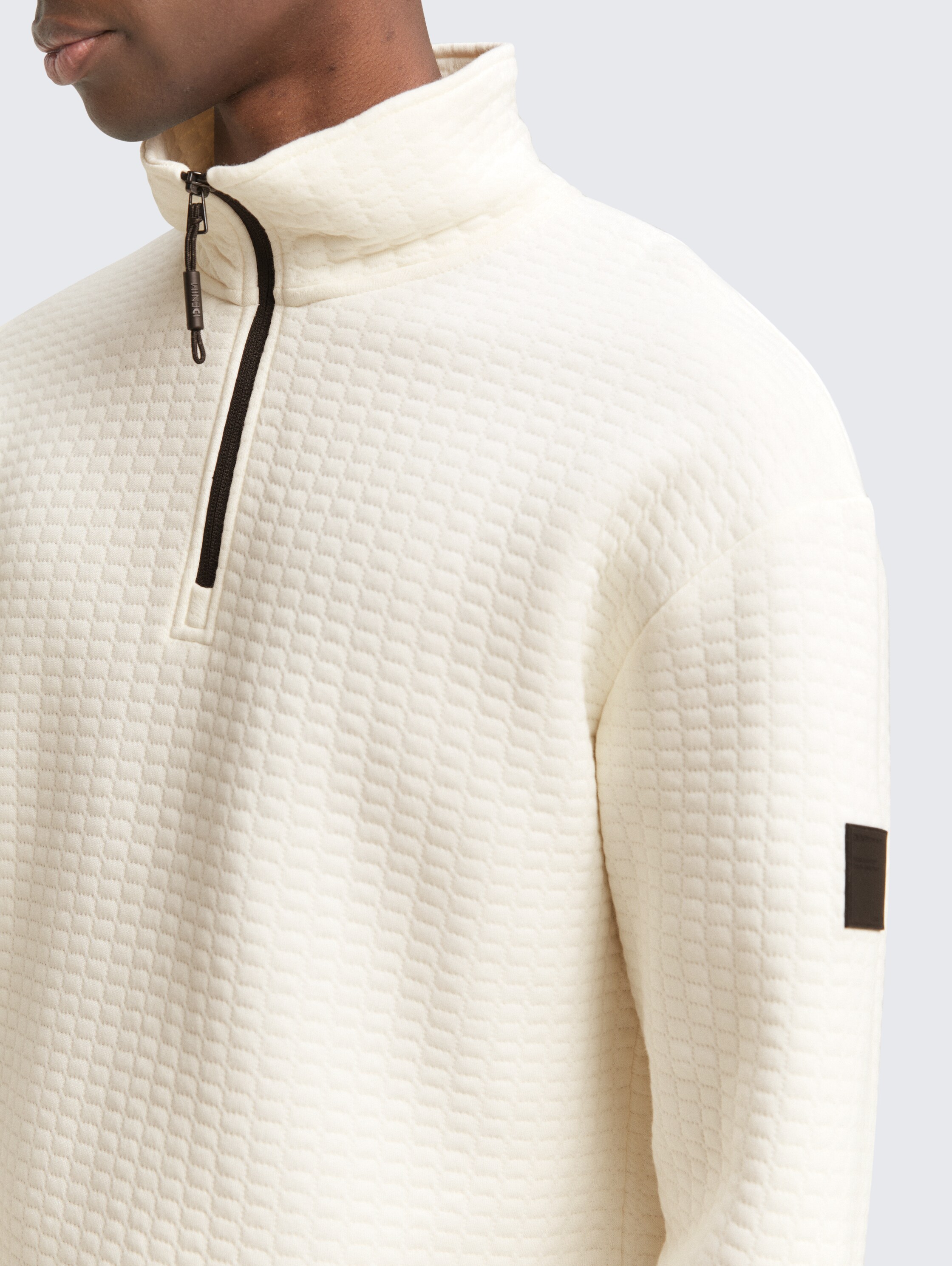 Troyer Sweatshirt mit Logo-Badge - Wool White - Detail-Model-Ansicht