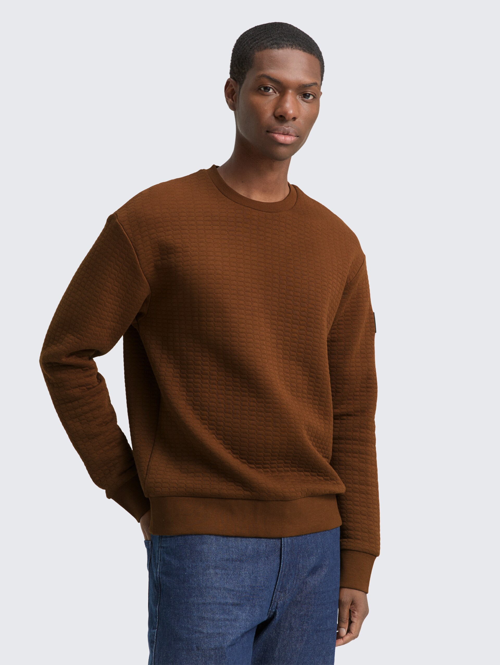 Sweatshirt mit Logo-Badge - Golden Clay - Ausschnitt Model-Vorderansicht