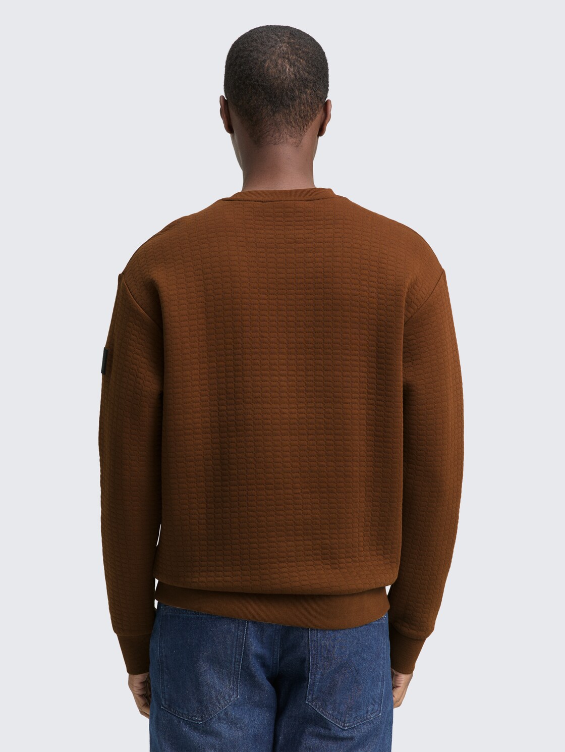 Sweatshirt mit Logo-Badge - Golden Clay - Auschnitt Model-Rückansicht