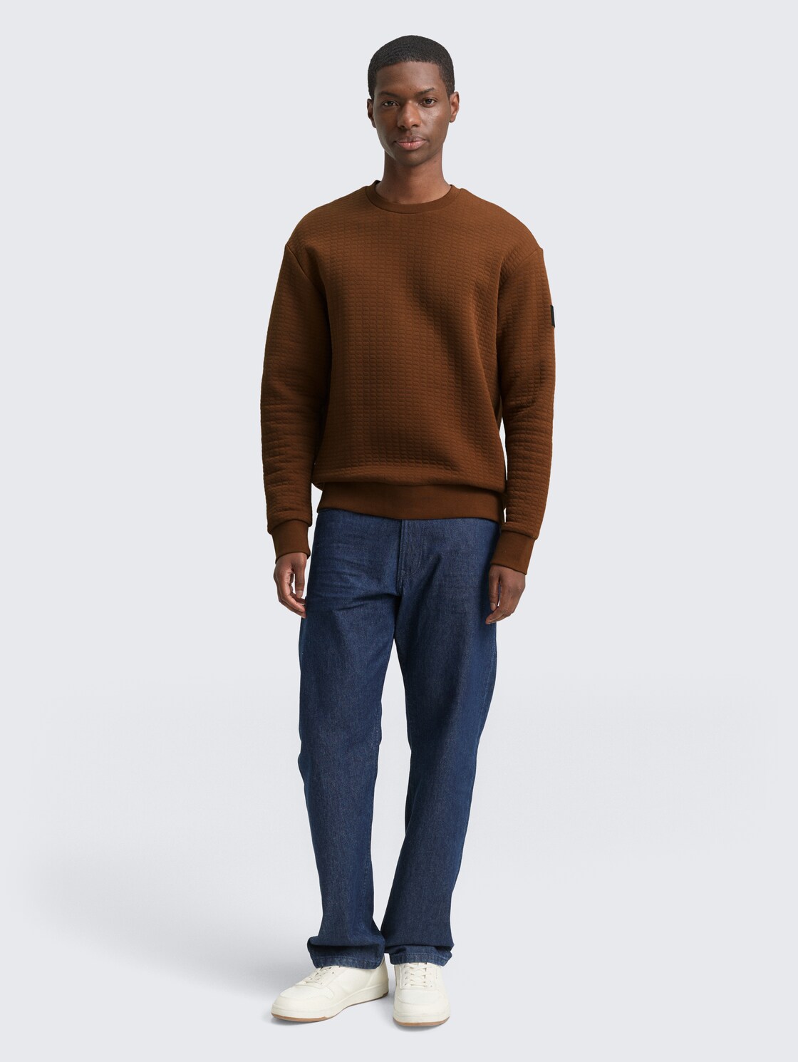 Sweatshirt mit Logo-Badge - Golden Clay - Model-Vorderansicht