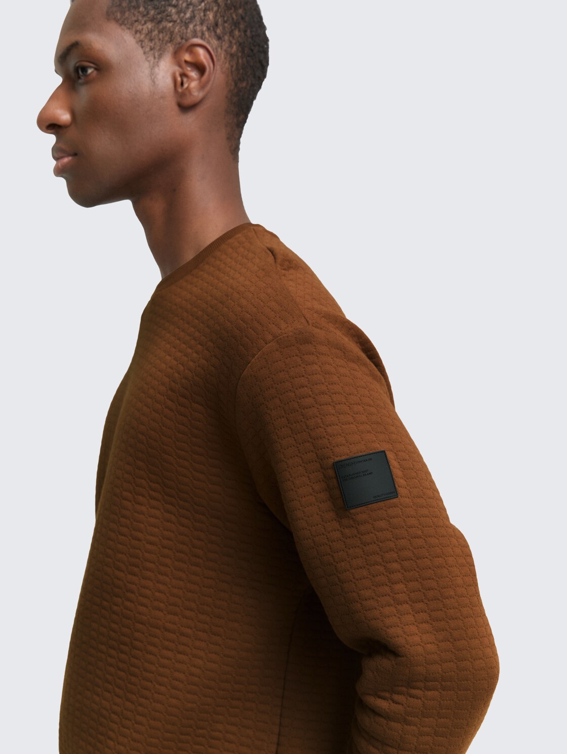 Sweatshirt mit Logo-Badge - Golden Clay - Detail-Model-Ansicht