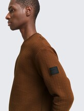Sweatshirt mit Logo-Badge - Golden Clay - Detail-Model-Ansicht