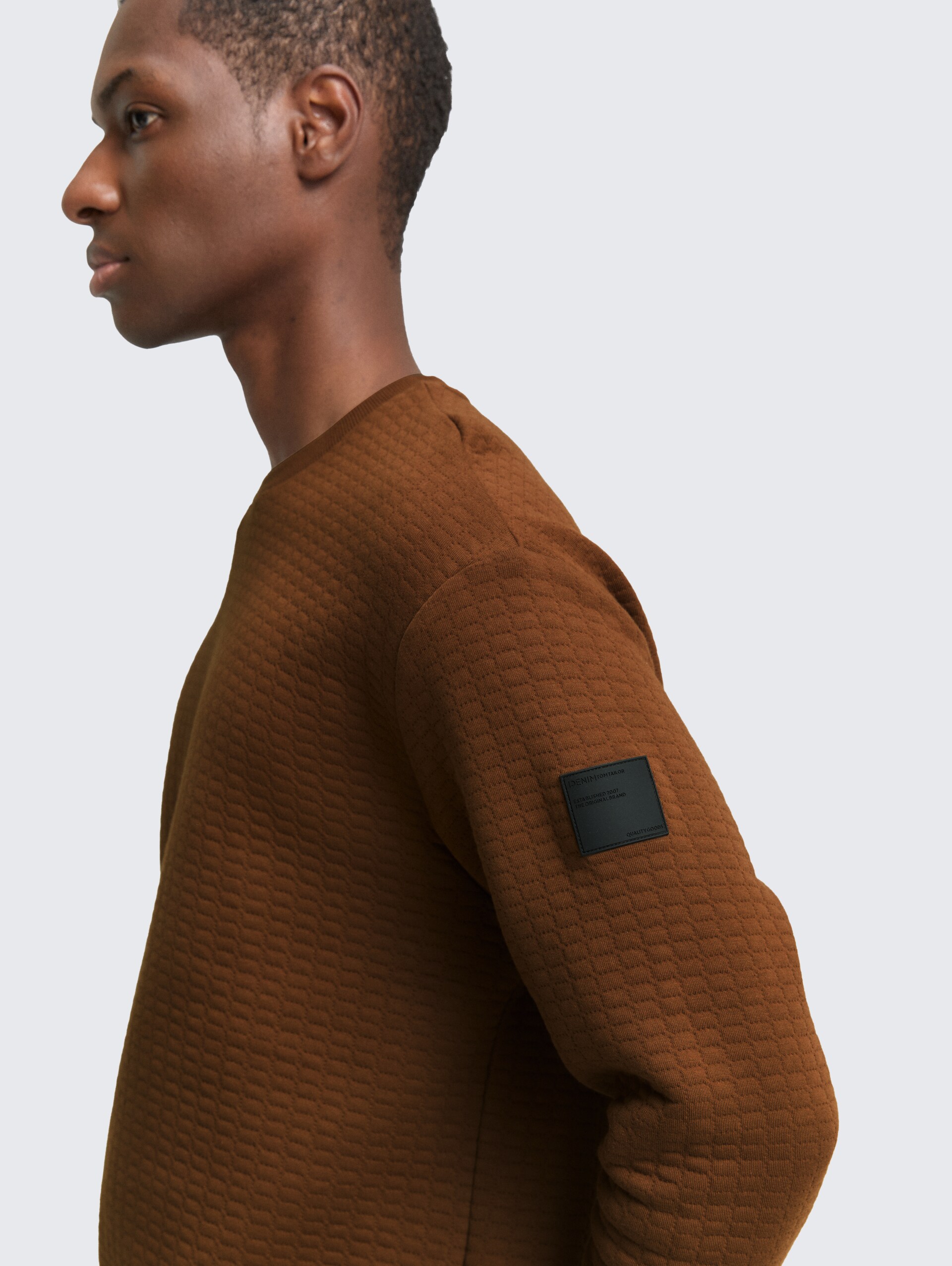 Sweatshirt mit Logo-Badge - Golden Clay - Detail-Model-Ansicht