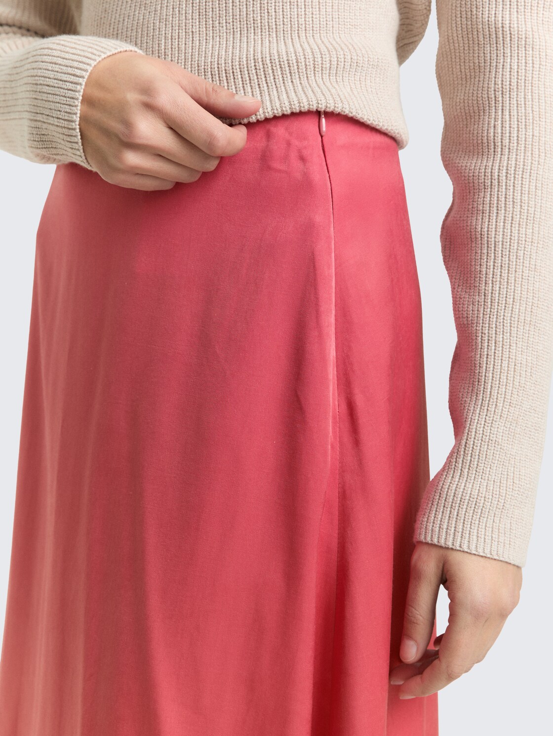 High Waist Satin Midi-Rock - cozy pink - Detail-Model-Ansicht