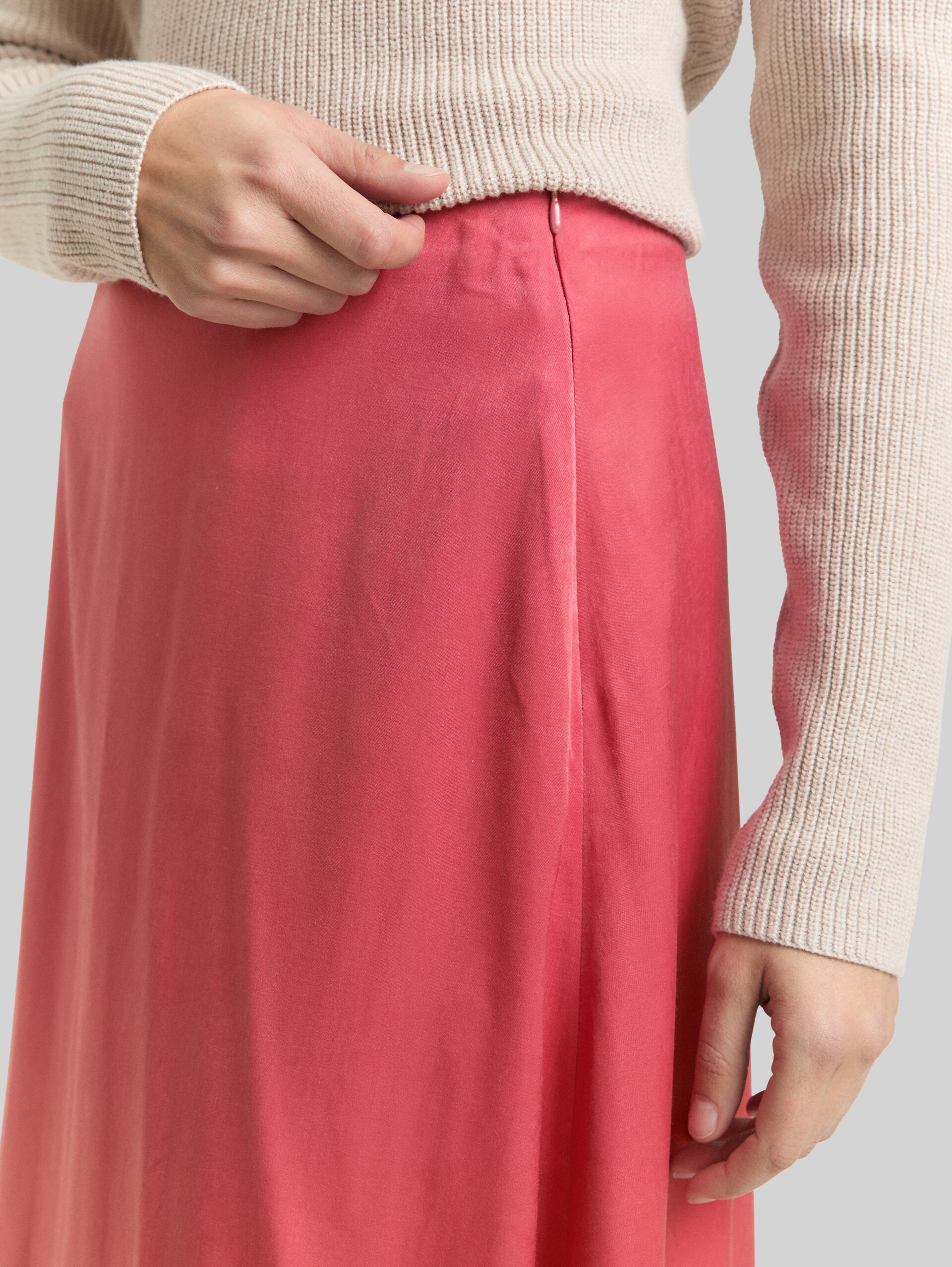 High Waist Satin Midi Skirt - cozy pink - Detail model view