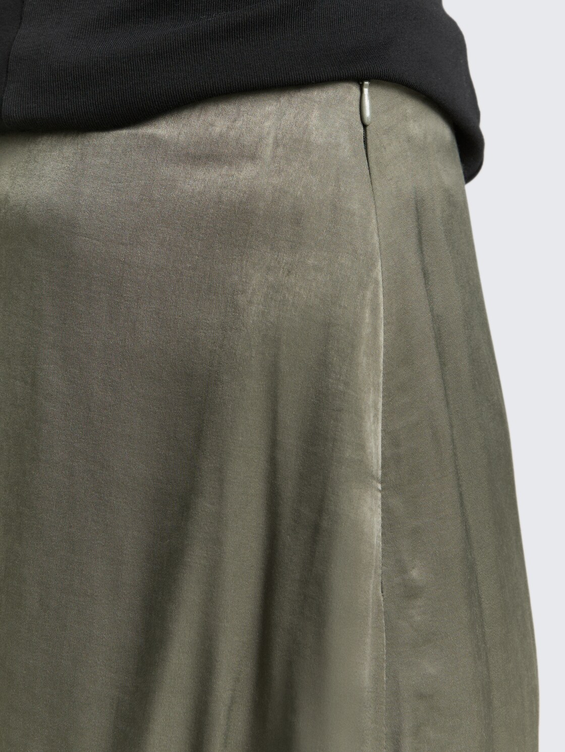 High Waist Satin Midi-Rock - cloudy green - Detail-Model-Ansicht