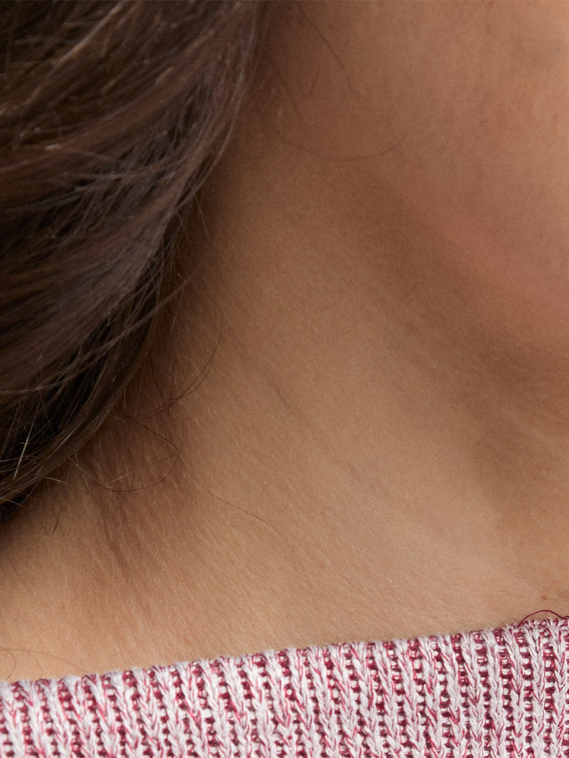 Sweatshirt mit Stehkragen - rumba red melange - Detail-Model-Ansicht