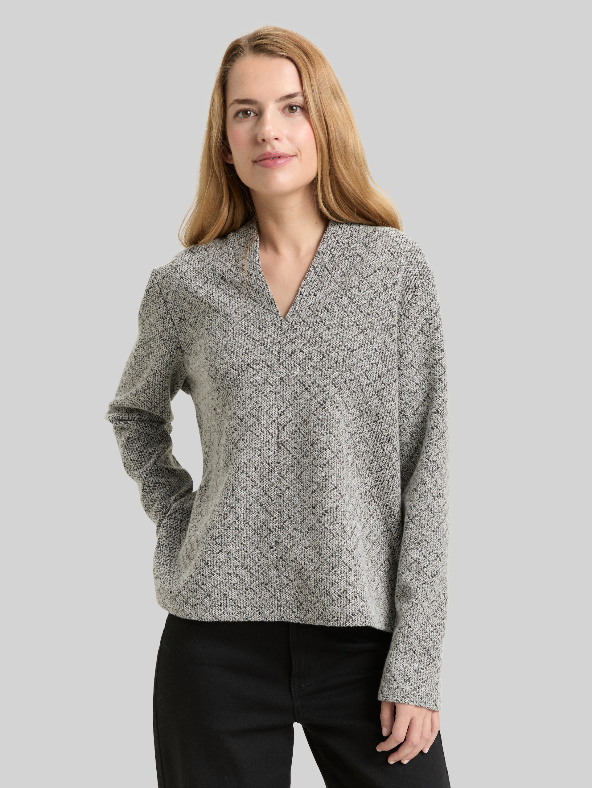 Sweatshirt with a V-neckline - black white argyle structure - Neckline model front view