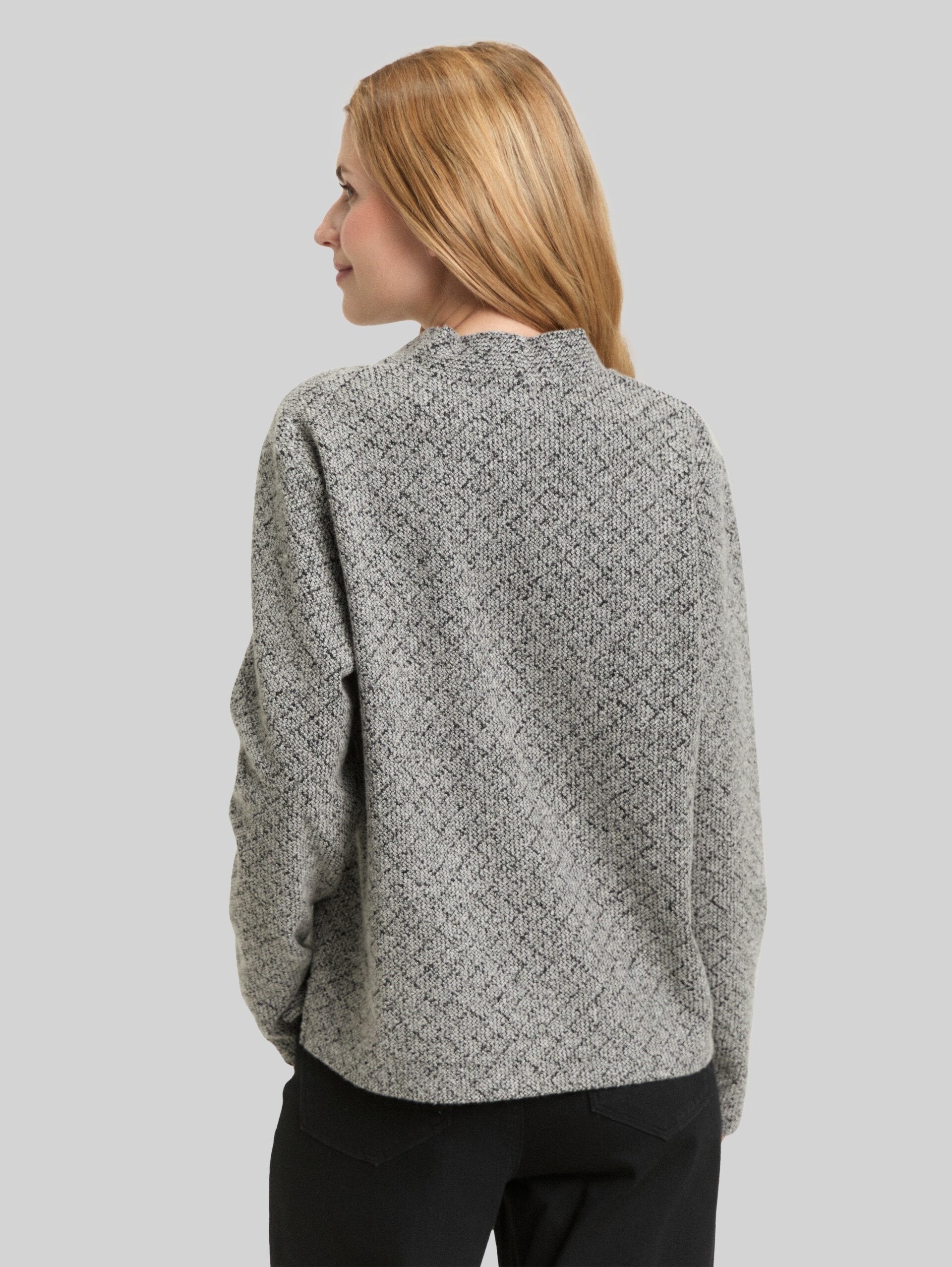 Sweatshirt with a V-neckline - black white argyle structure - Neckline model-back view