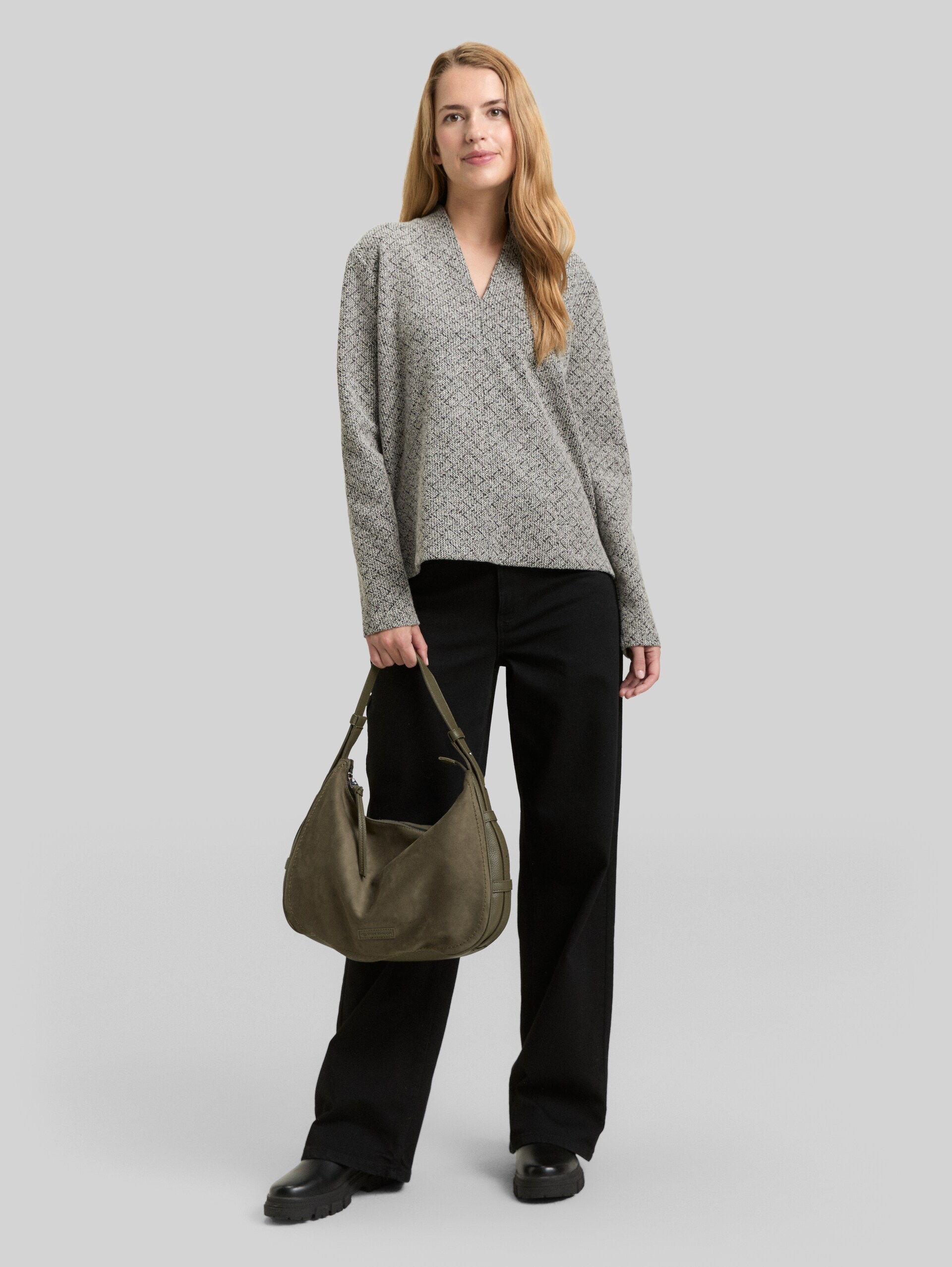 Sweatshirt with a V-neckline - black white argyle structure - Model front view