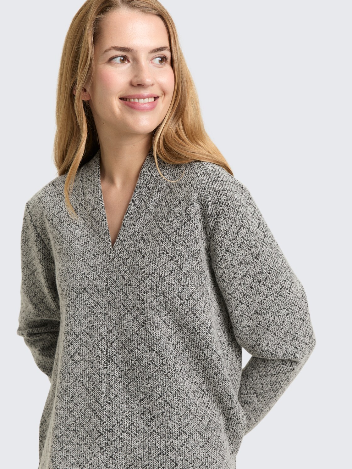 Sweatshirt mit V-Ausschnitt - black white argyle structure - Detail-Model-Ansicht