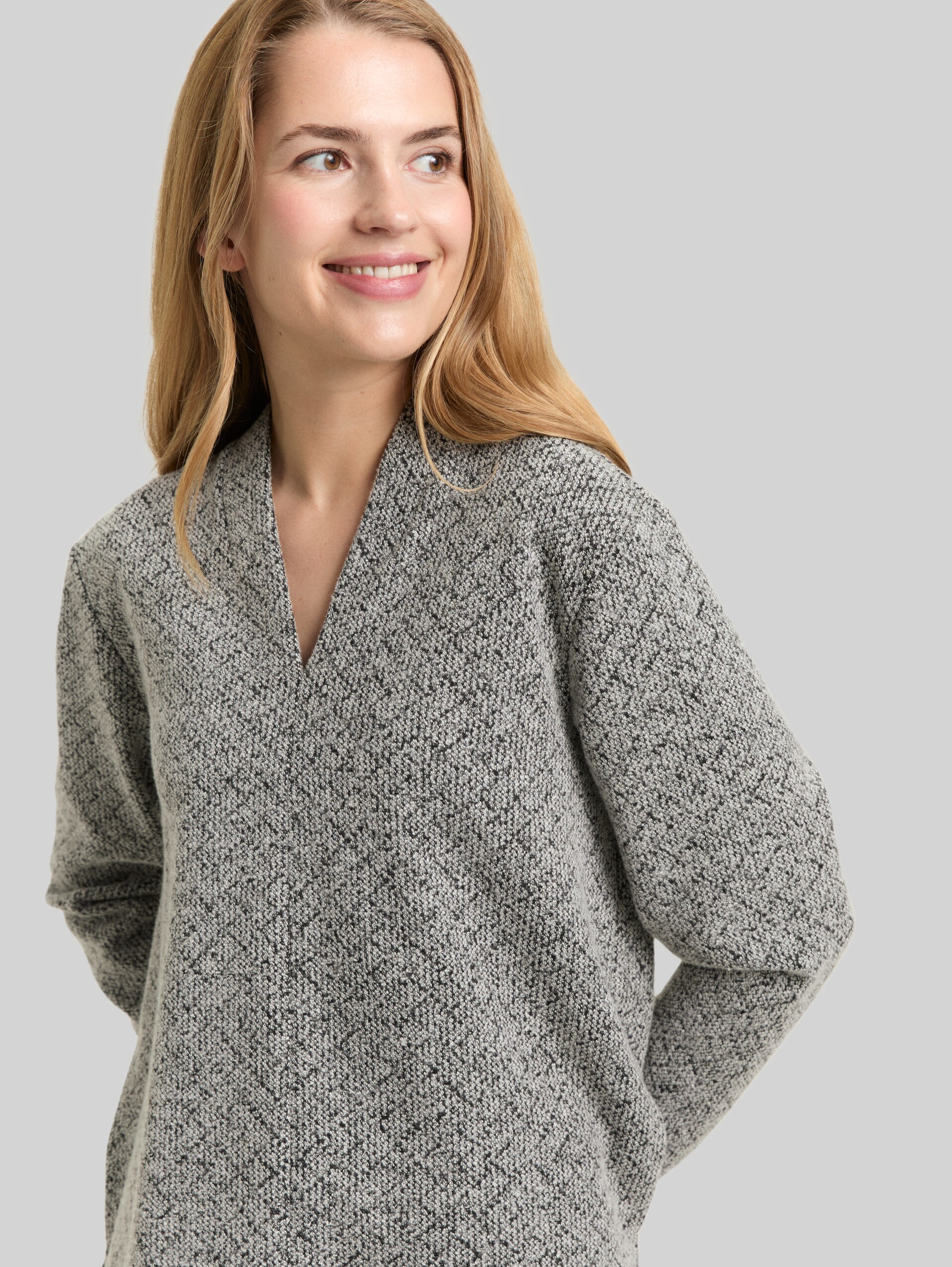 Sweatshirt with a V-neckline - black white argyle structure - Detail model view