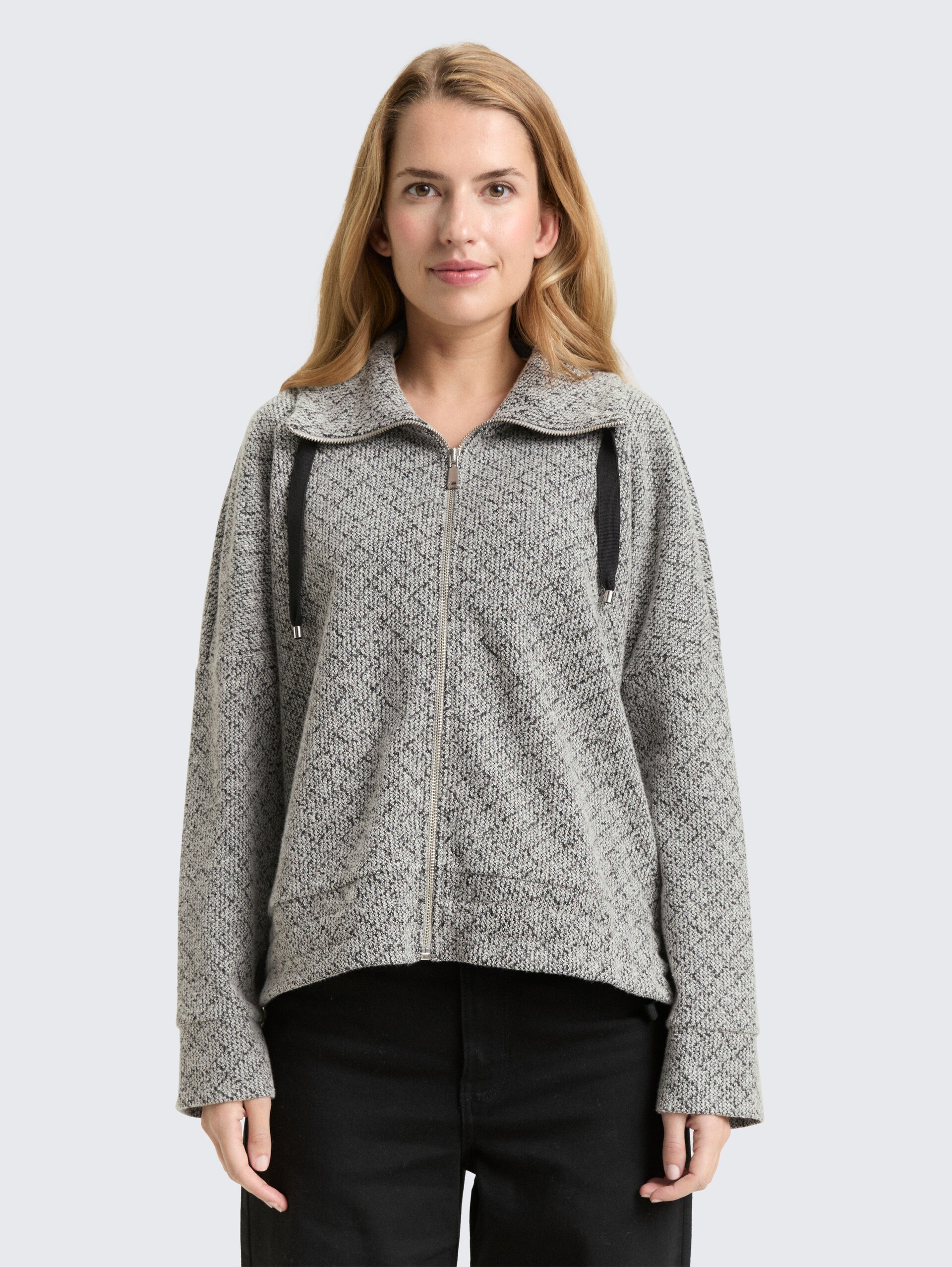 Loose Fit Sweatjacke mit Stehkragen - black white argyle structure - Ausschnitt Model-Vorderansicht