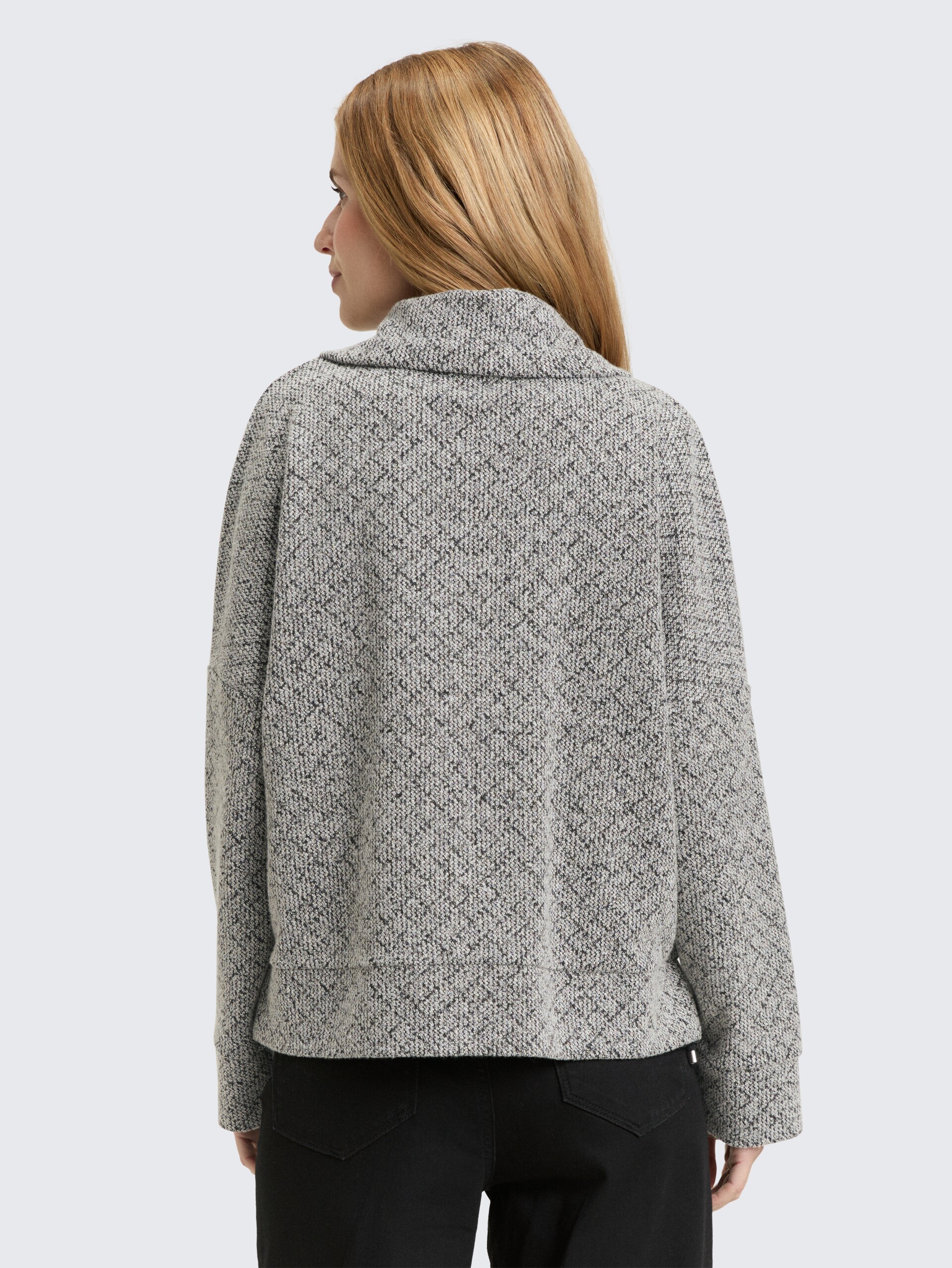 Loose Fit Sweatjacke mit Stehkragen - black white argyle structure - Auschnitt Model-Rückansicht