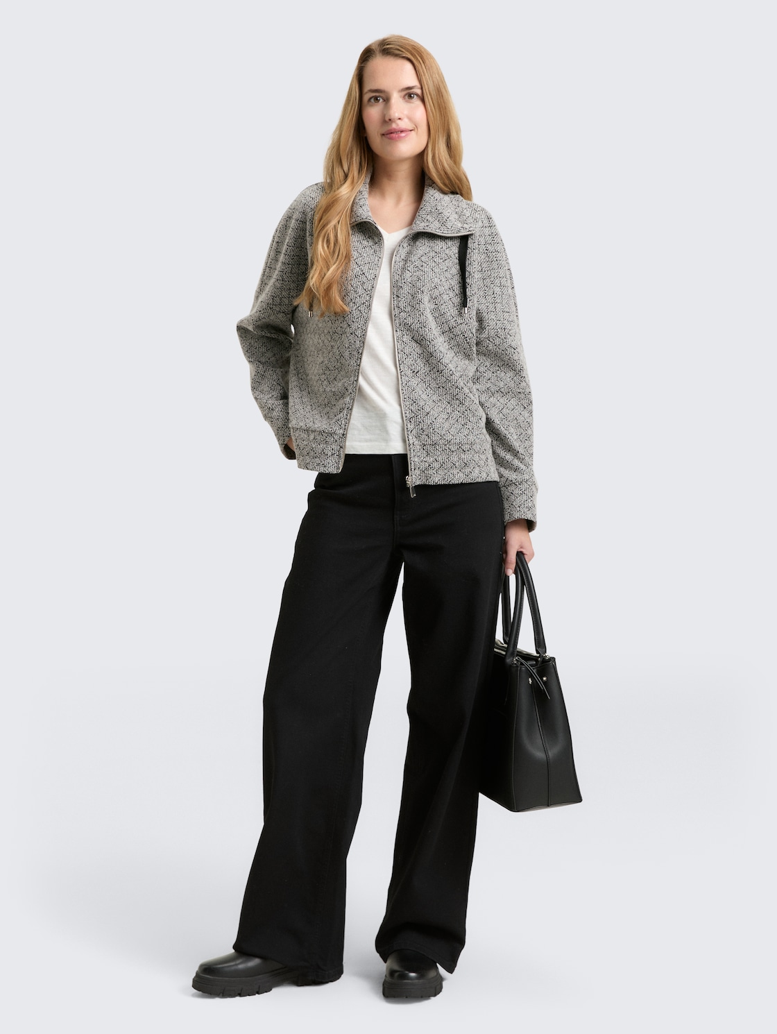 Loose Fit Sweatjacke mit Stehkragen - black white argyle structure - Model-Vorderansicht