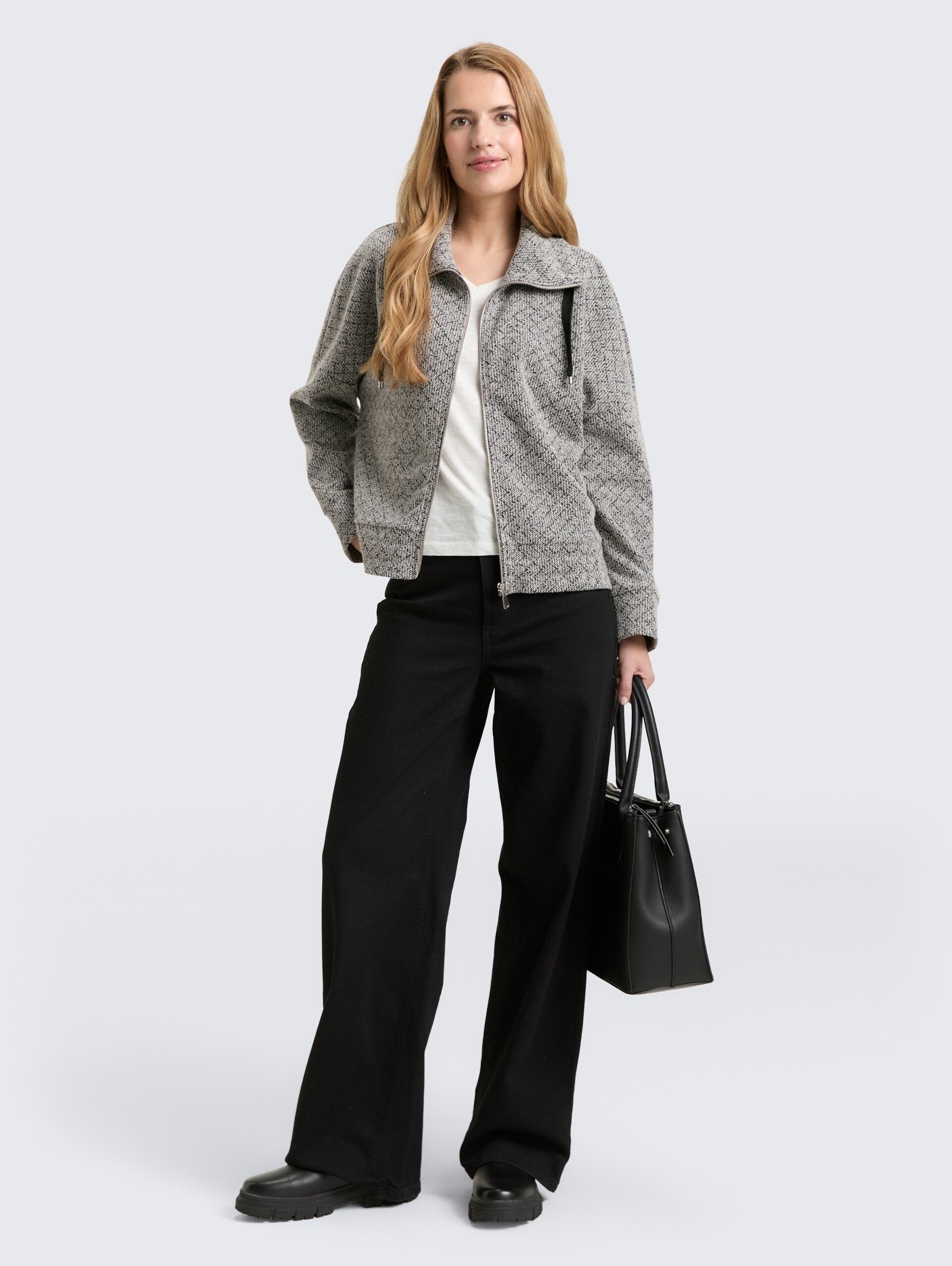 Loose Fit Sweatjacke mit Stehkragen - black white argyle structure - Model-Vorderansicht