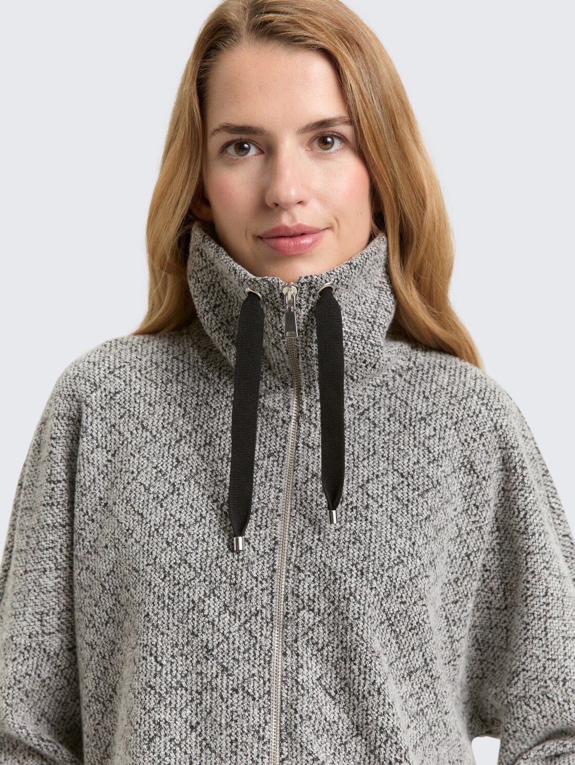 Loose Fit Sweatjacke mit Stehkragen - black white argyle structure - Detail-Model-Ansicht