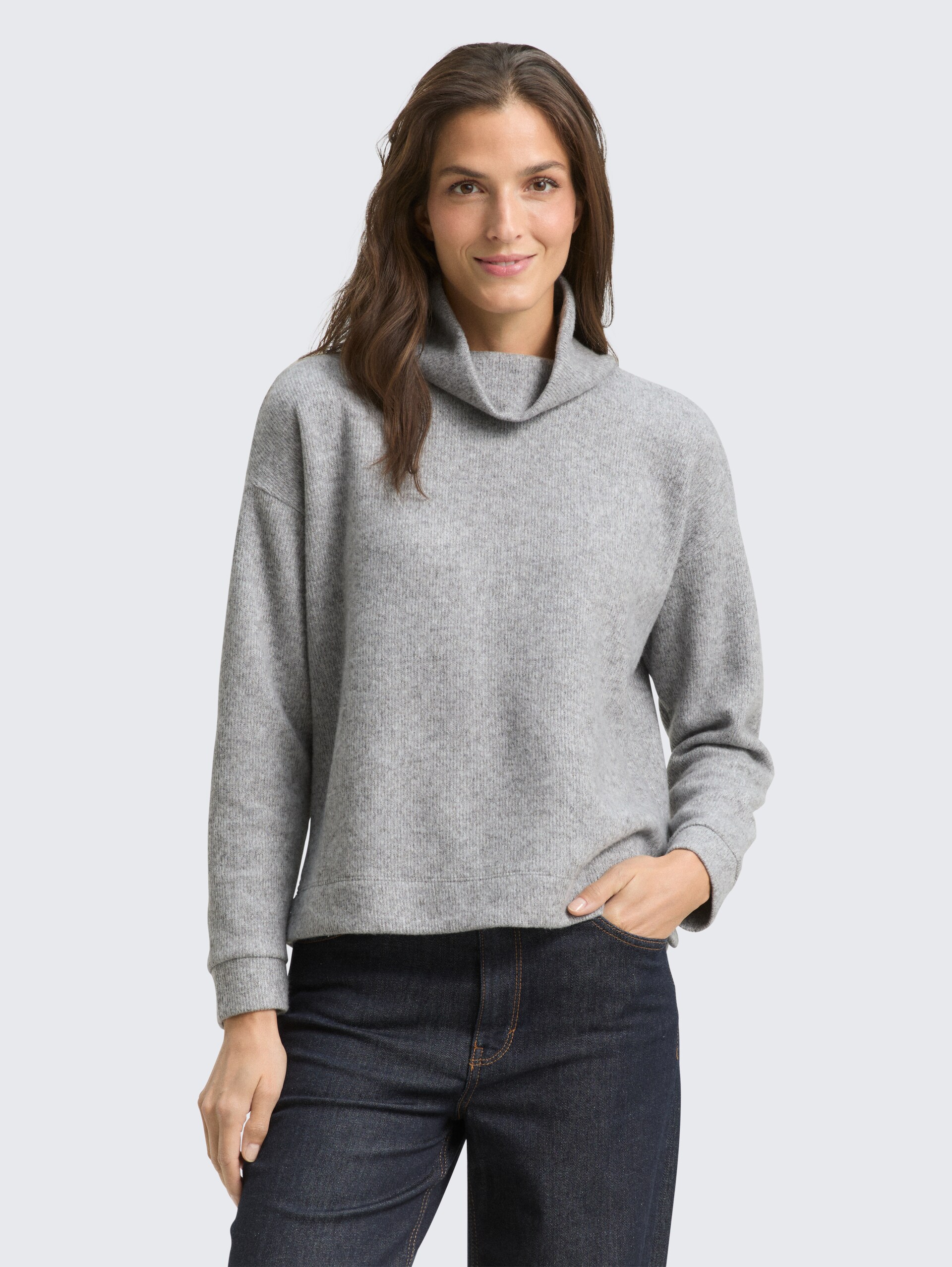 Loose Fit Sweatshirt mit Rollkragen - medium silver grey melange - Ausschnitt Model-Vorderansicht