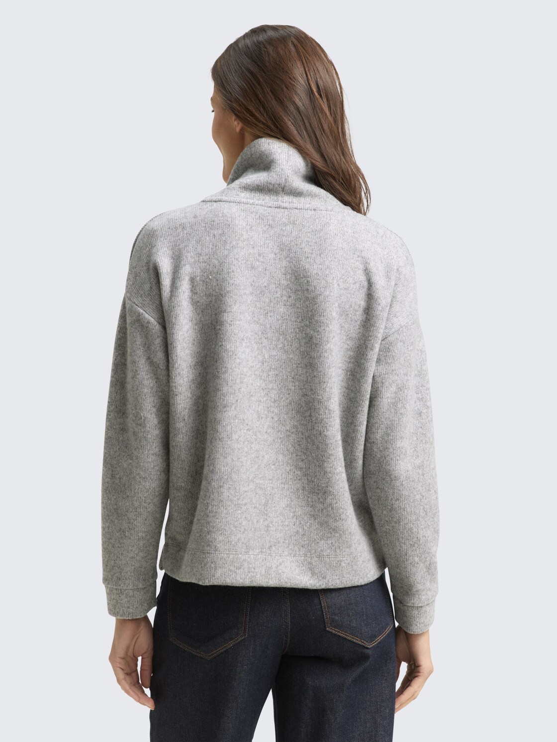 Loose Fit Sweatshirt mit Rollkragen - medium silver grey melange - Auschnitt Model-Rückansicht