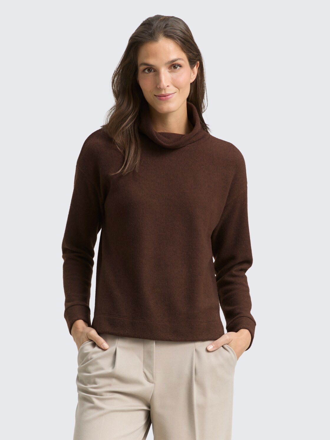 Loose Fit Sweatshirt mit Rollkragen - dark pecan brown melange - Ausschnitt Model-Vorderansicht