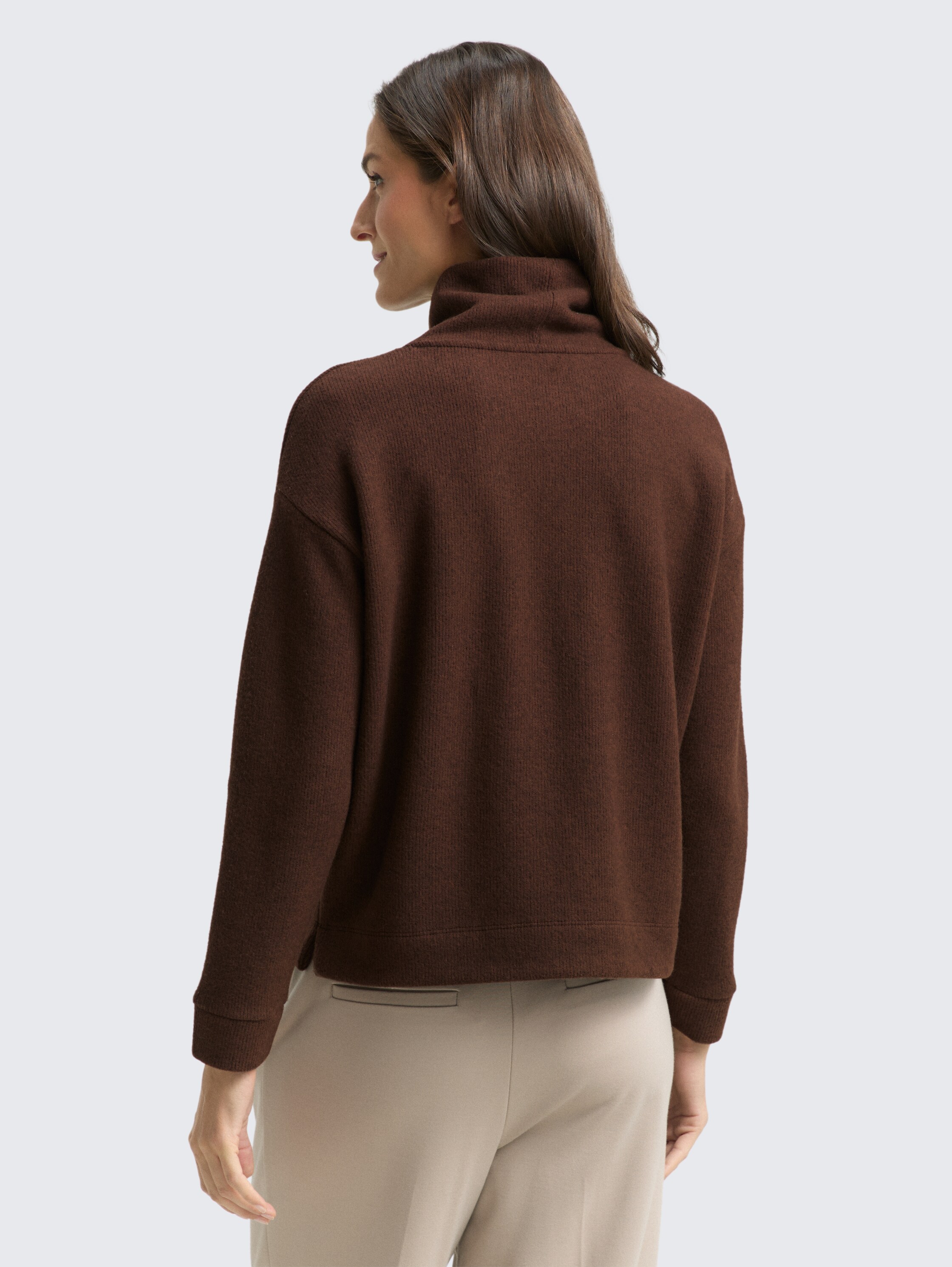 Loose Fit Sweatshirt mit Rollkragen - dark pecan brown melange - Auschnitt Model-Rückansicht