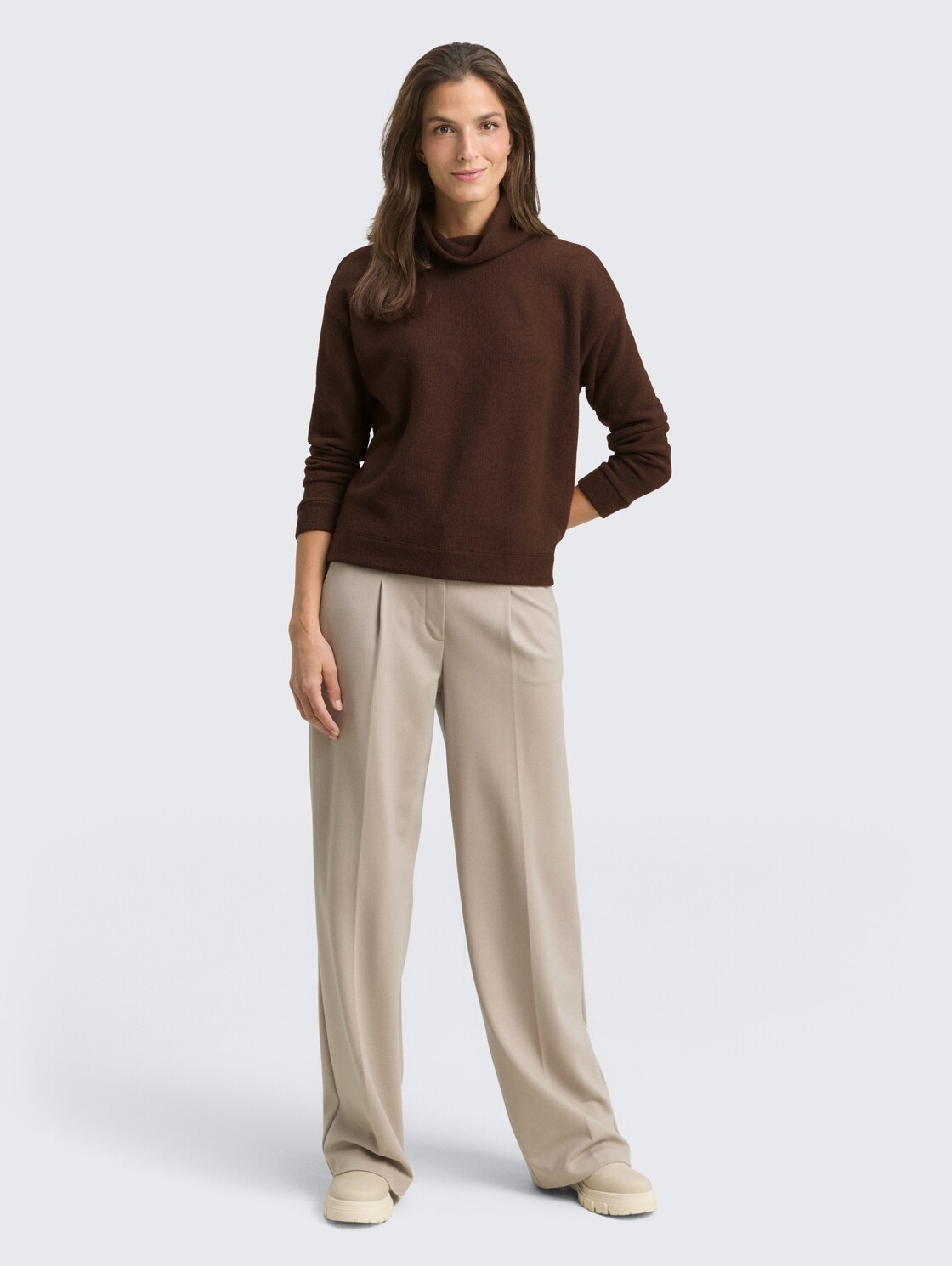 Loose Fit Sweatshirt mit Rollkragen - dark pecan brown melange - Model-Vorderansicht