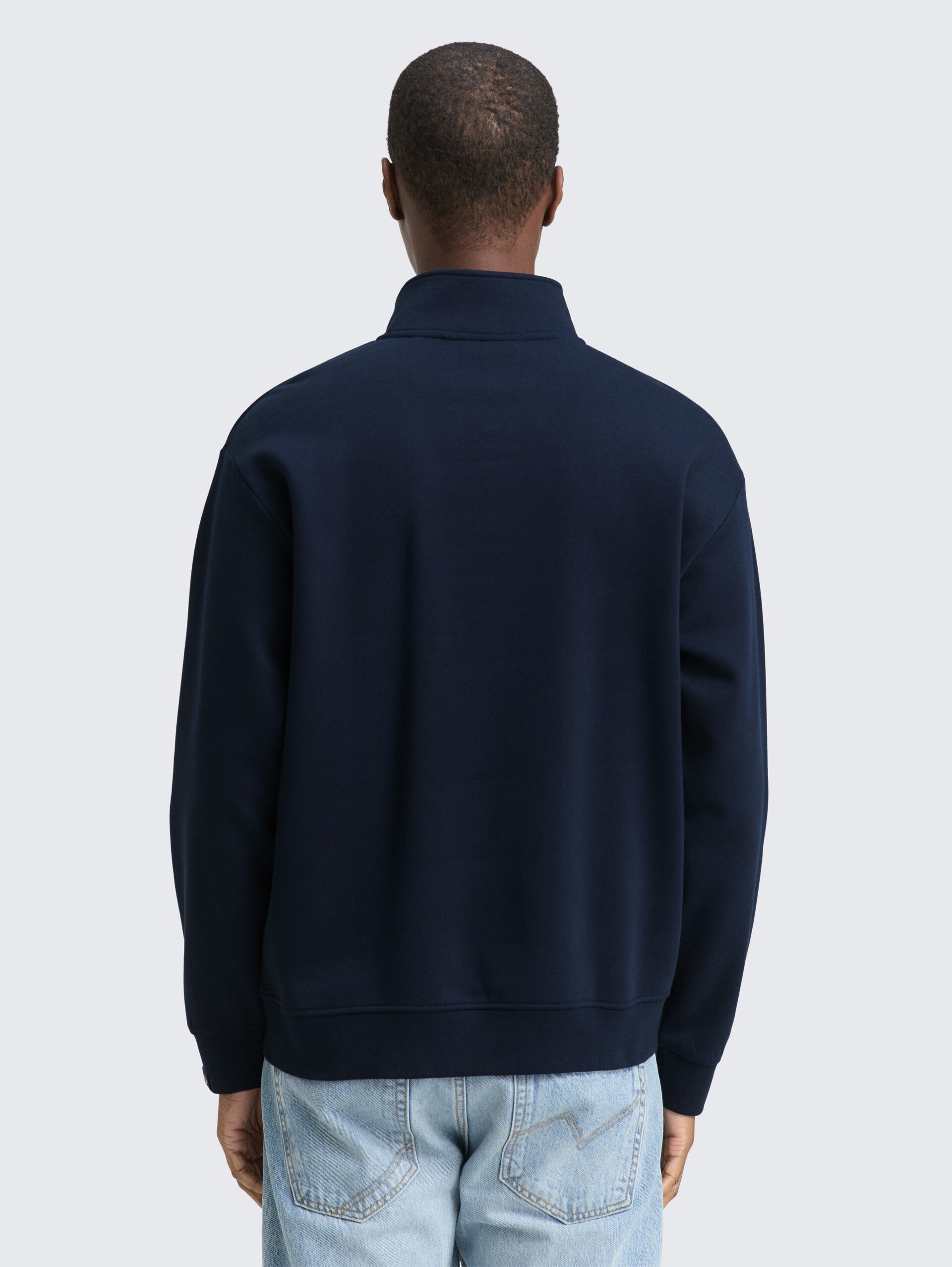 Troyer Sweatshirt mit Logo-Badge - sky captain blue - Auschnitt Model-Rückansicht