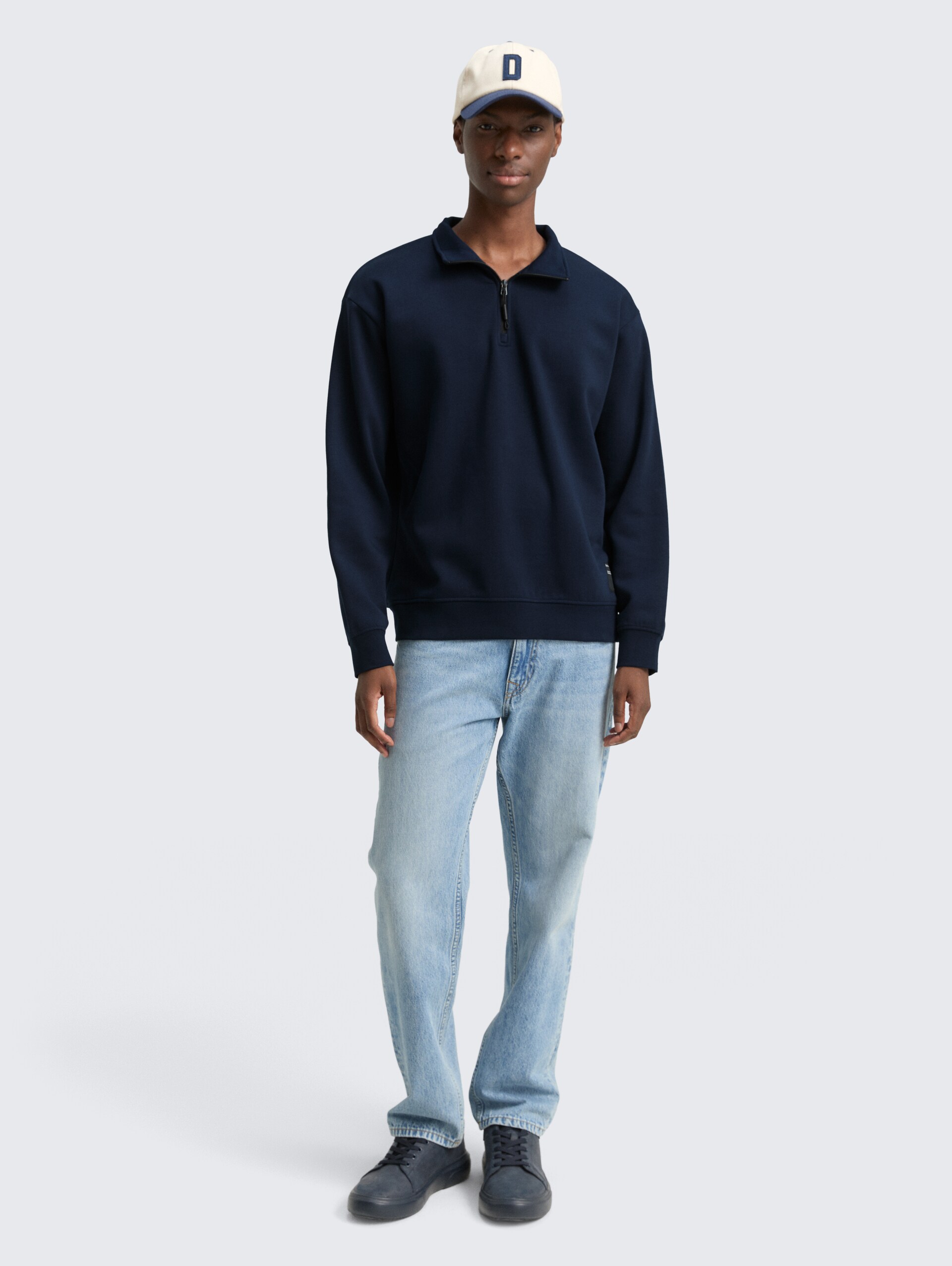 Troyer Sweatshirt mit Logo-Badge - sky captain blue - Model-Vorderansicht