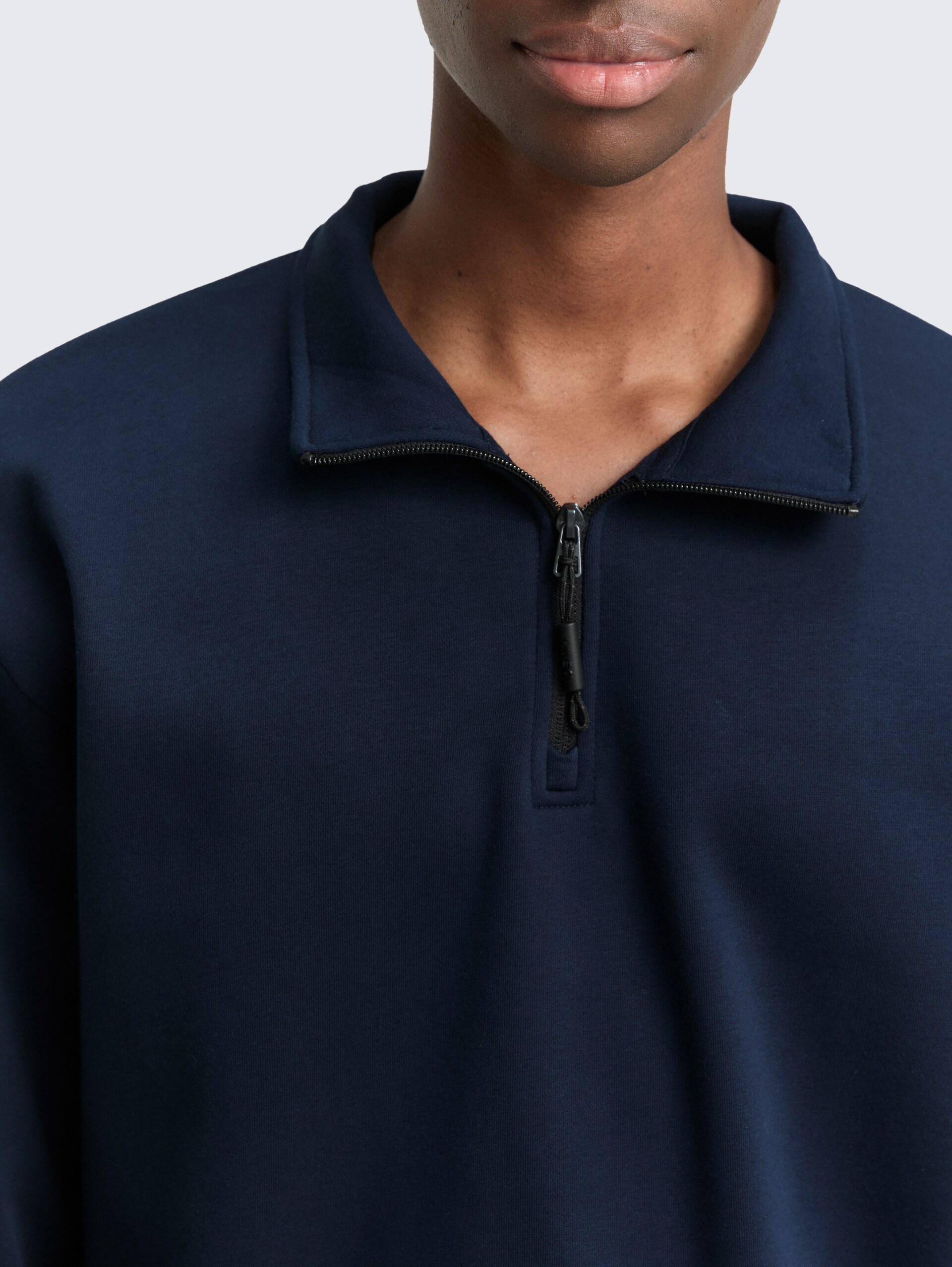 Troyer Sweatshirt mit Logo-Badge - sky captain blue - Detail-Model-Ansicht