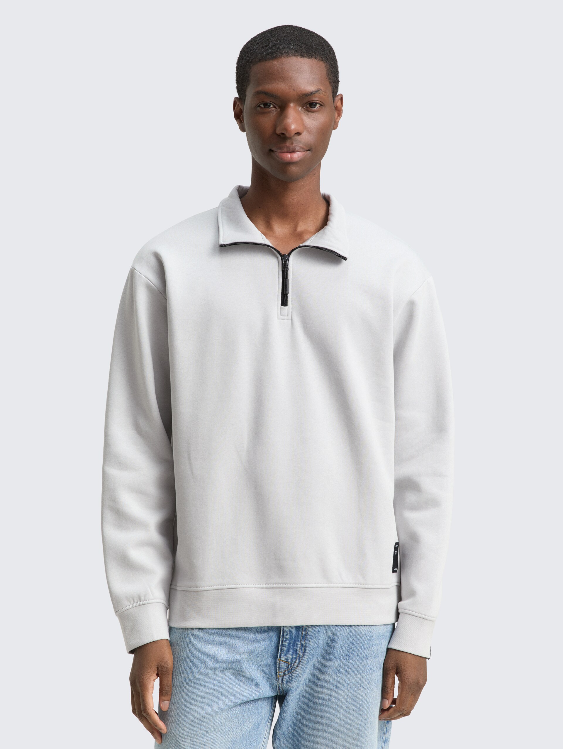 Troyer Sweatshirt mit Logo-Badge - Chalk Grey - Ausschnitt Model-Vorderansicht